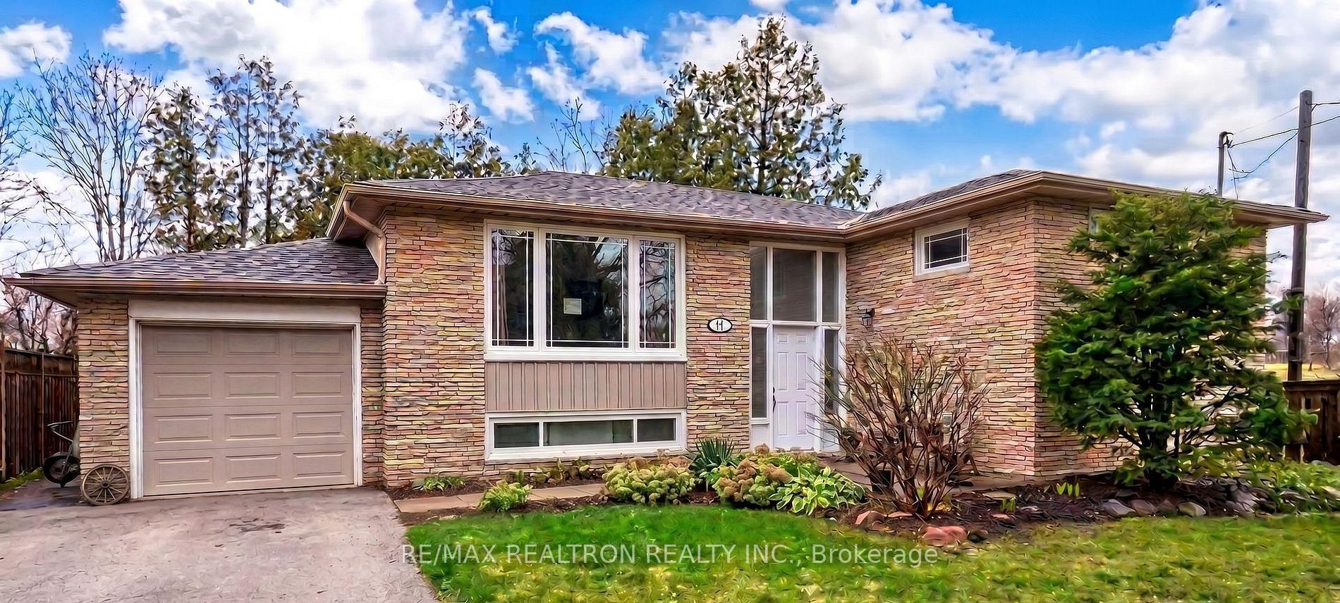447 Loretta Crescent Property Photo 1