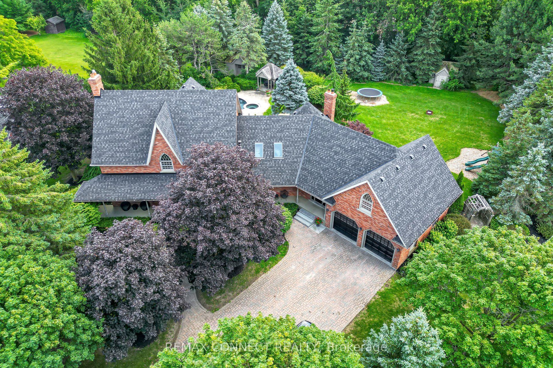 255 Loretta Crescent Property Photo 1