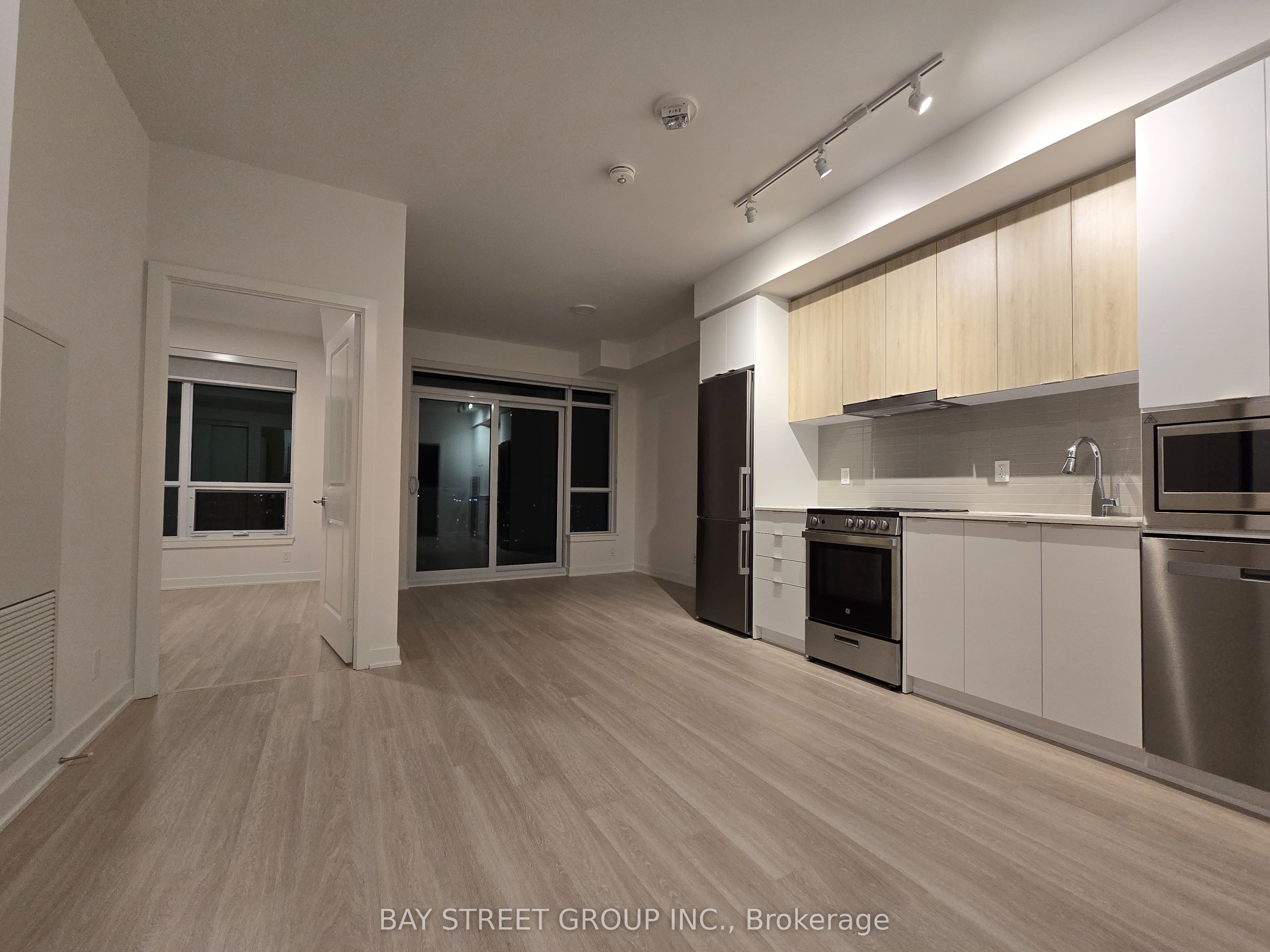 50 Upper Mall Way 1806b Property Photo 1