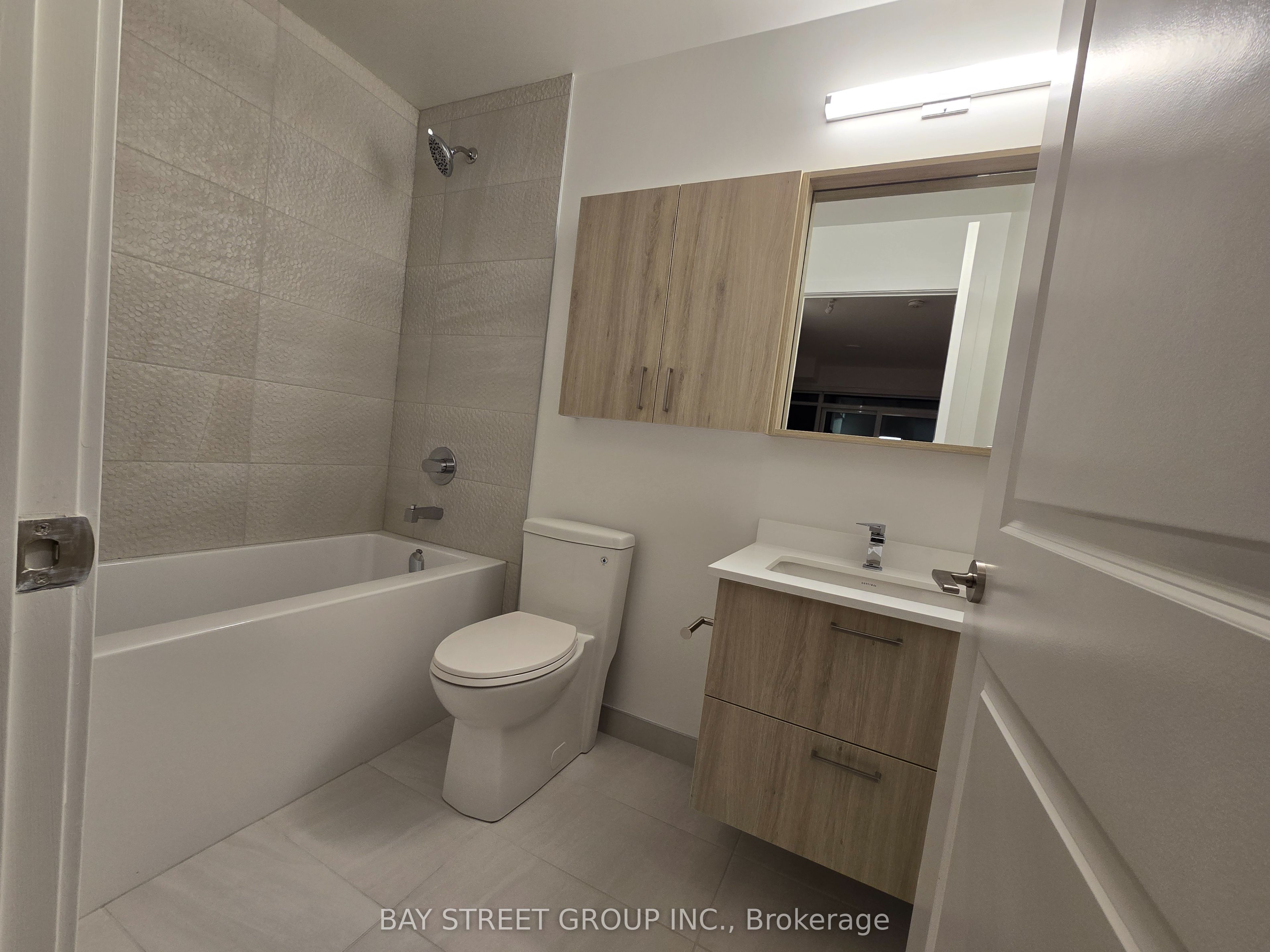50 Upper Mall Way 1806b Property Photo 5