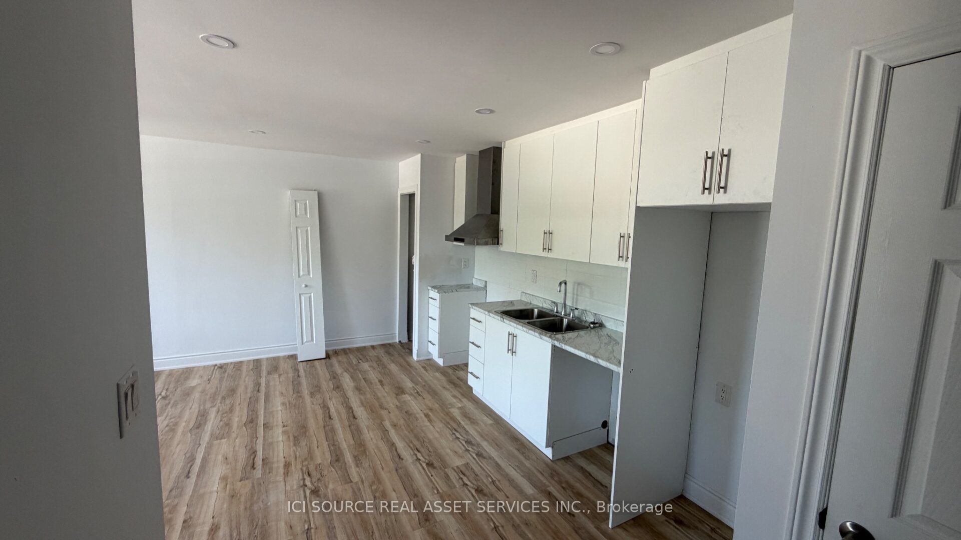 2 Queen Street S 6 Property Photo 1