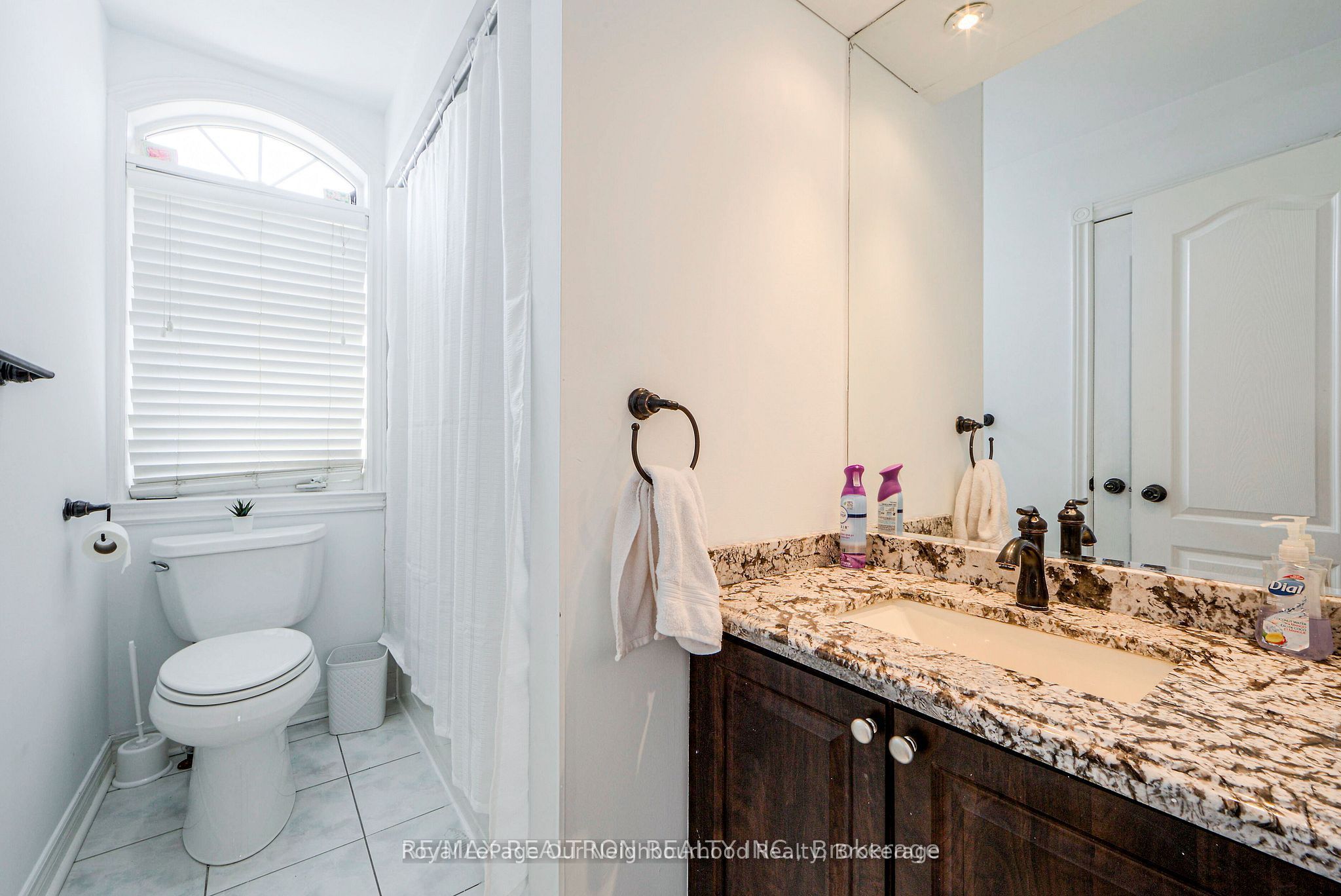 269 Treasure Road E Upper Property Photo 4