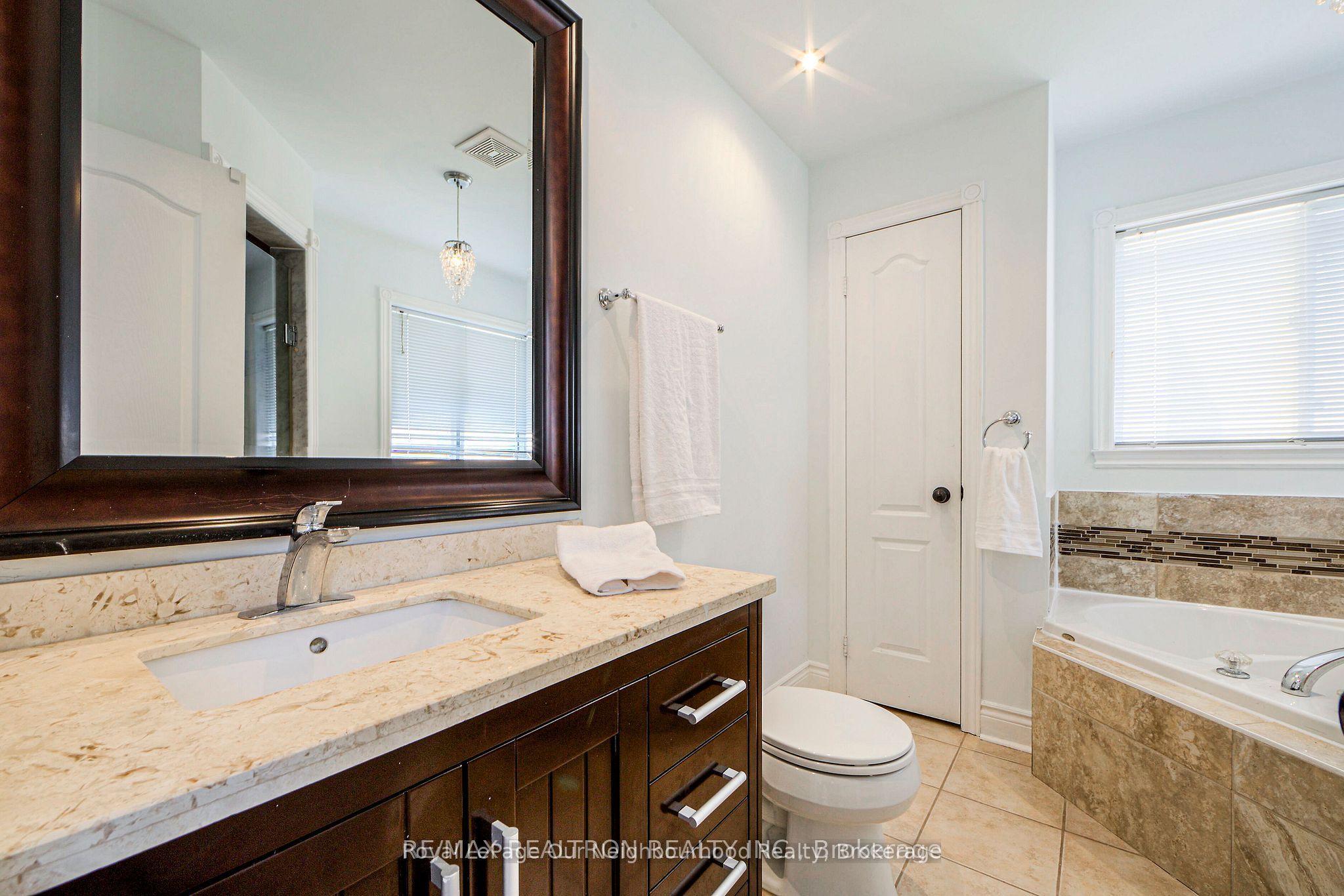 269 Treasure Road E Upper Property Photo 8