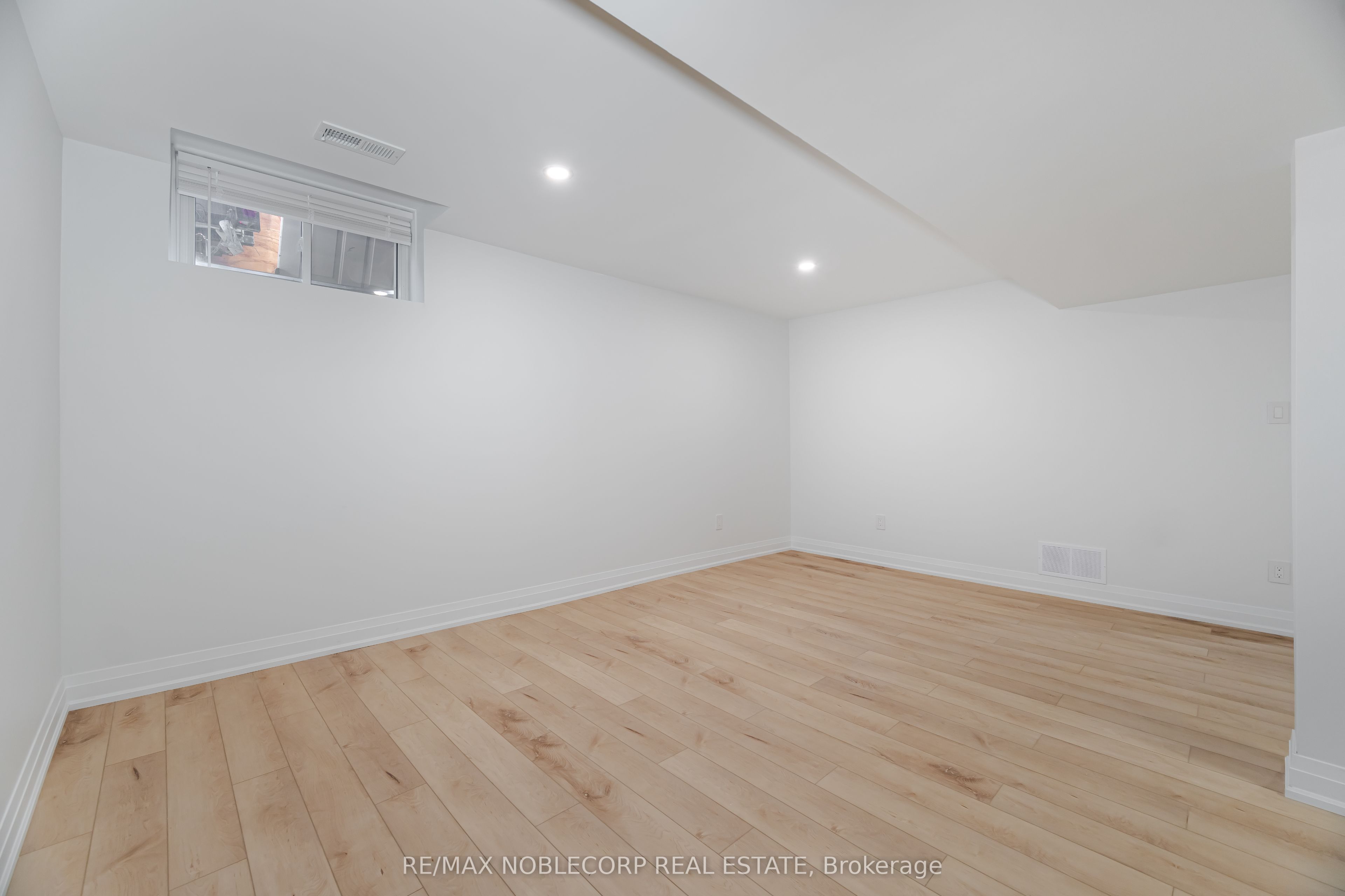 131 Dunstan Crescent Lower Property Photo 4