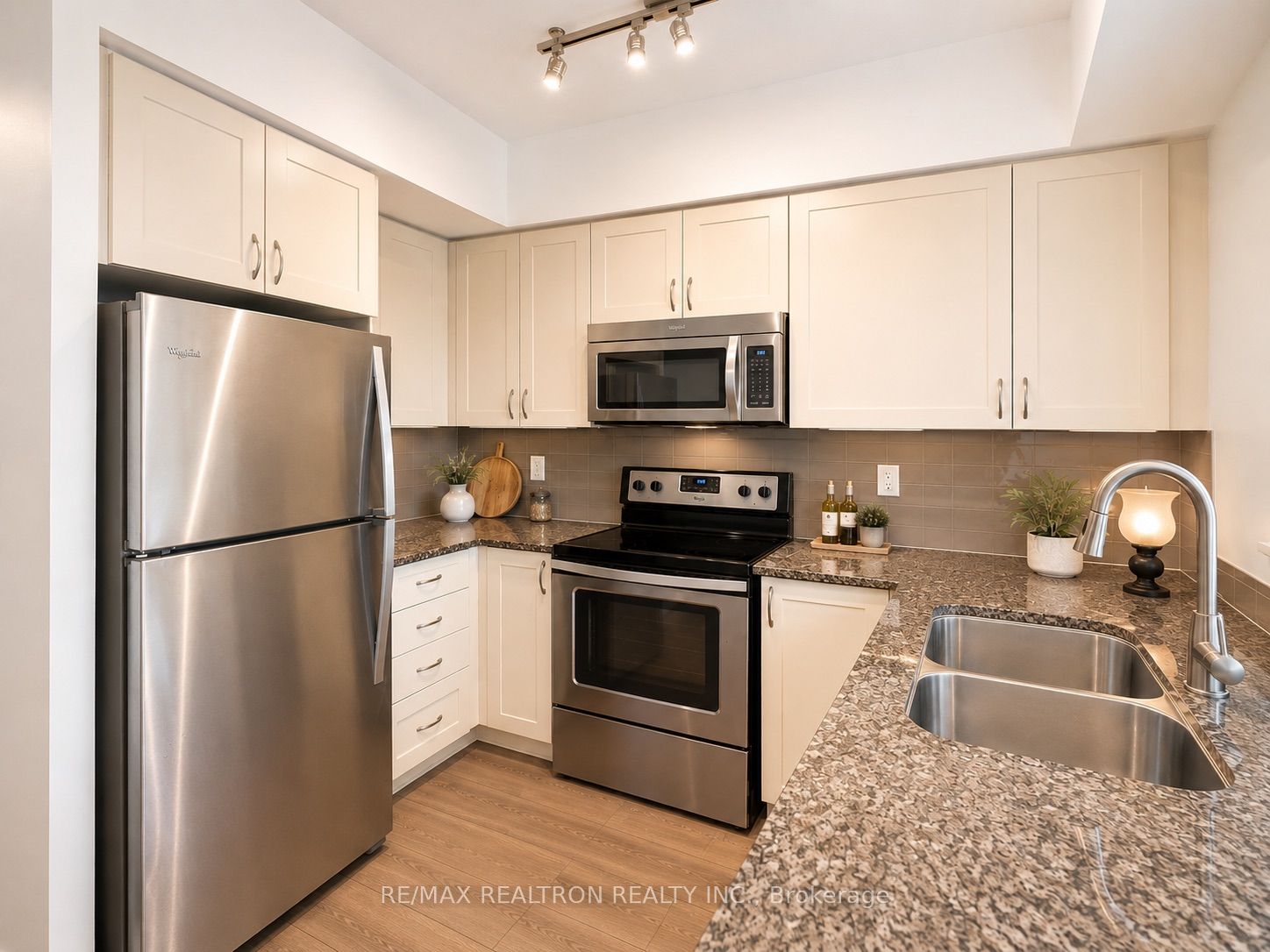 7890 Bathurst Street 1904 Property Photo 6