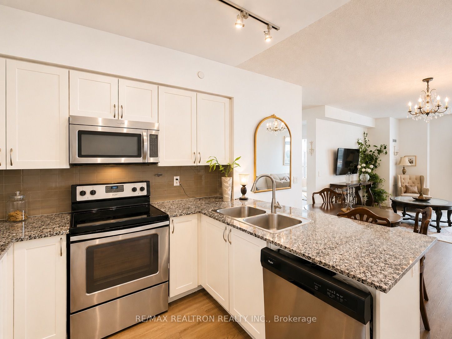 7890 Bathurst Street 1904 Property Photo 7