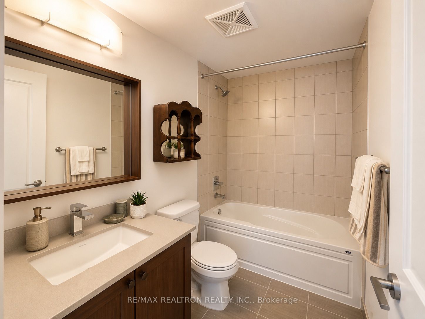7890 Bathurst Street 1904 Property Photo 14