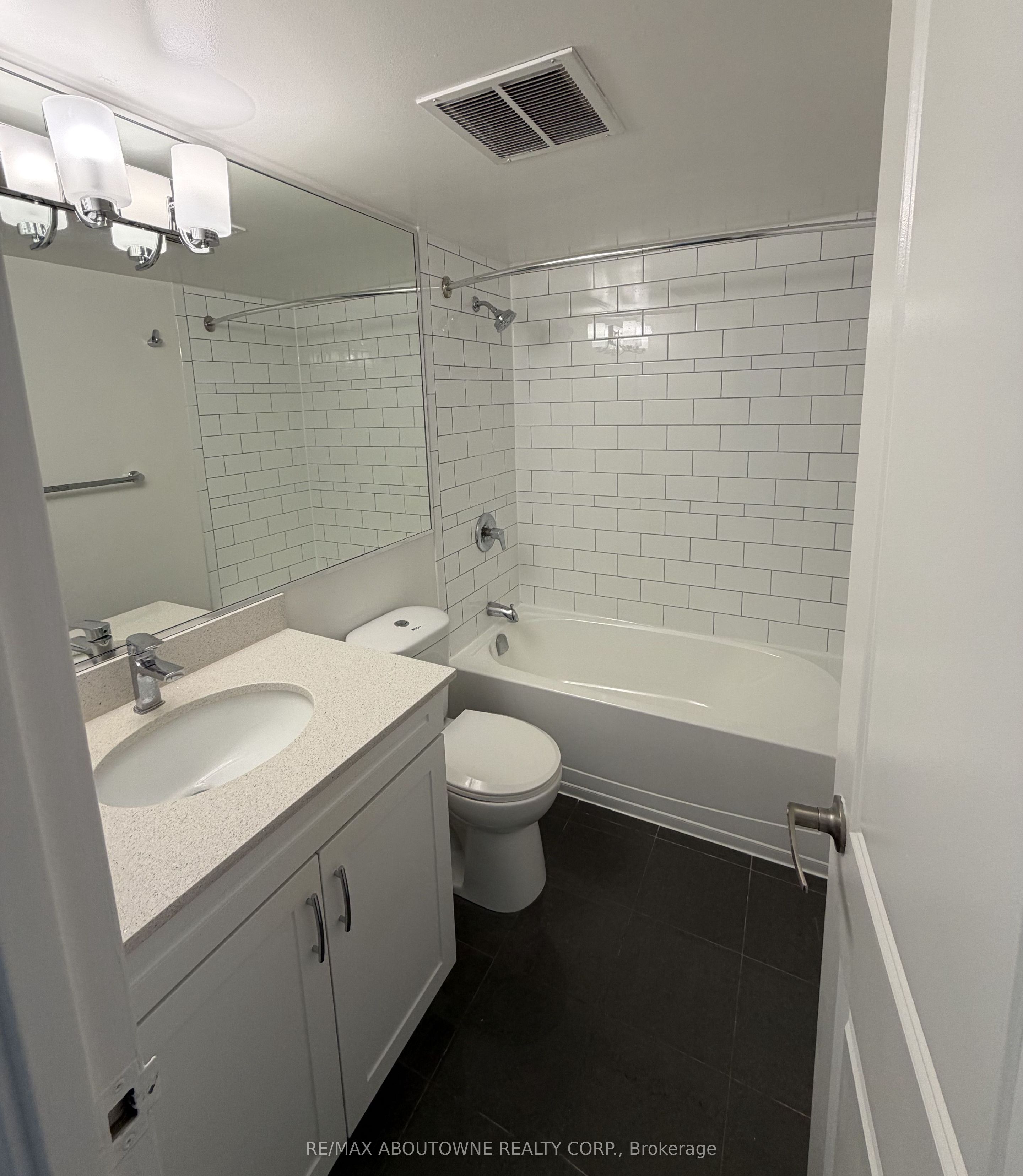 147 Wellington Street W 606 Property Photo 10