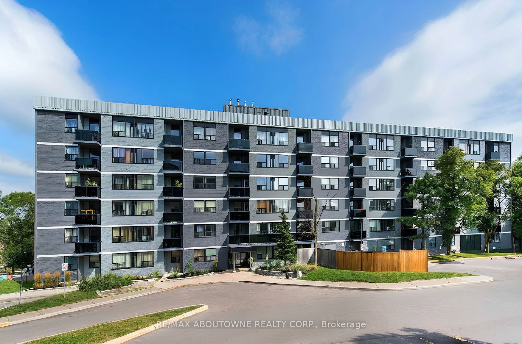 147 Wellington Street W 202 Property Photo 1