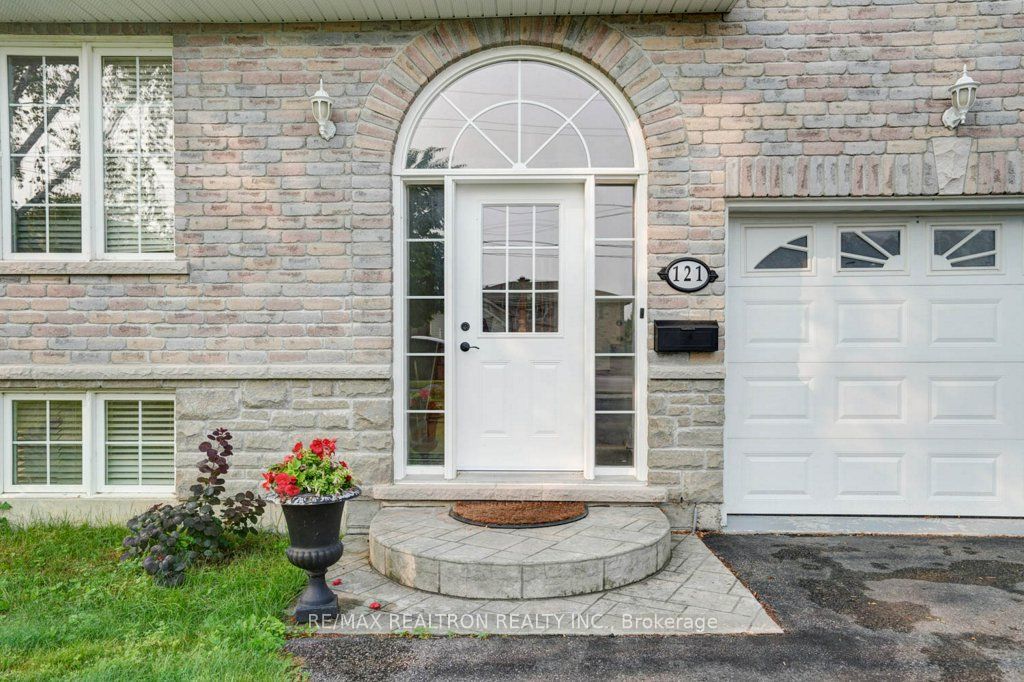 121 Riverglen Drive Property Photo 2
