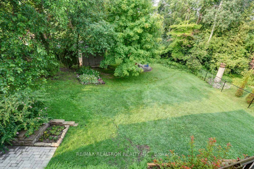 121 Riverglen Drive Property Photo 17
