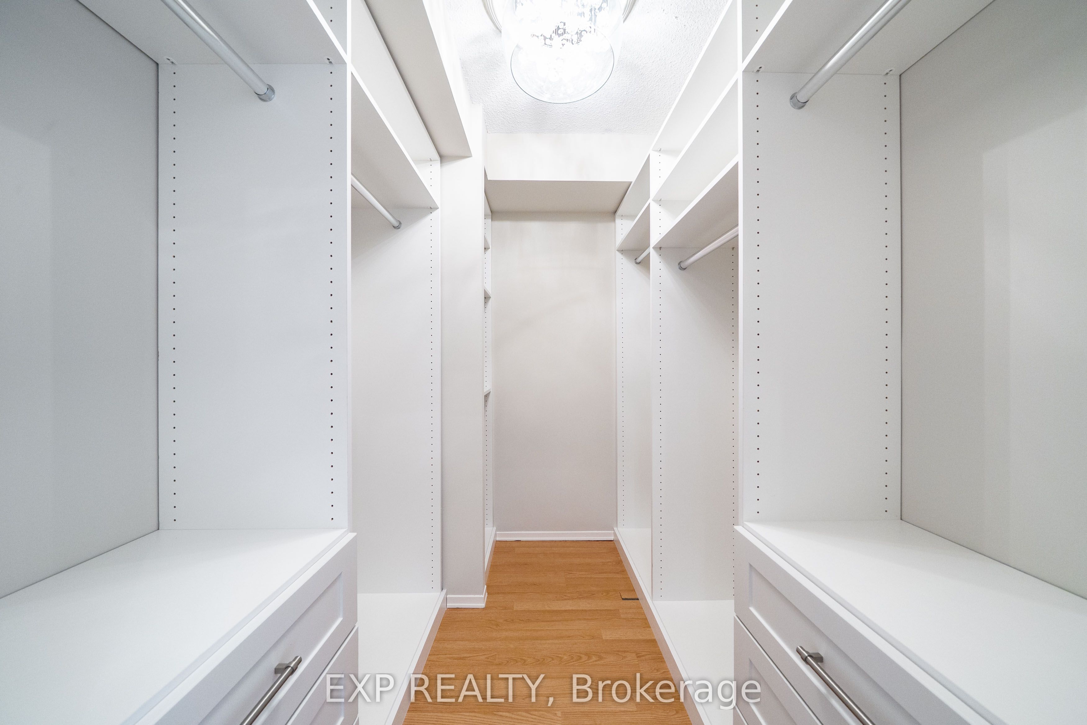 30 Harding Boulevard W 404 Property Photo 8