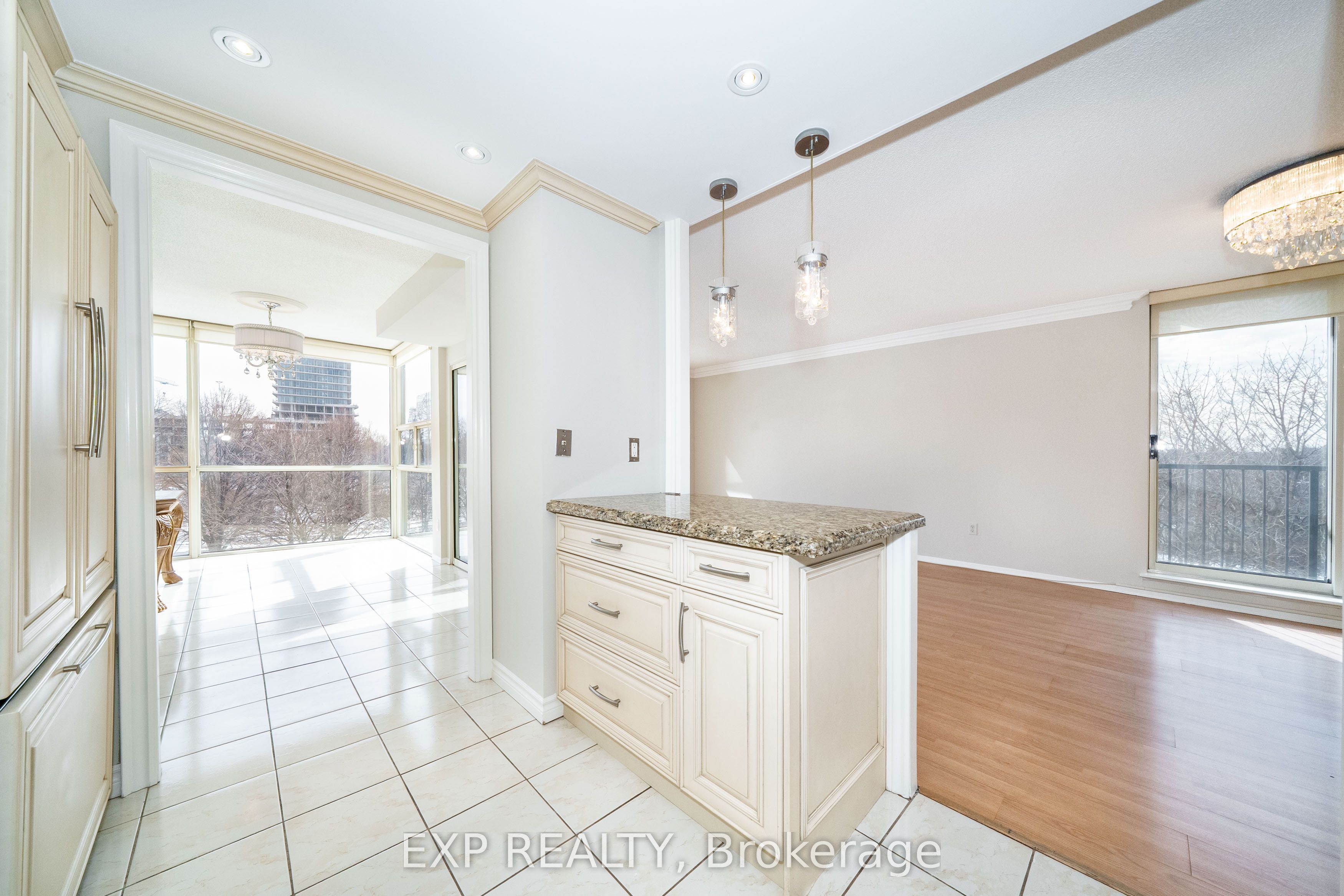 30 Harding Boulevard W 404 Property Photo 13