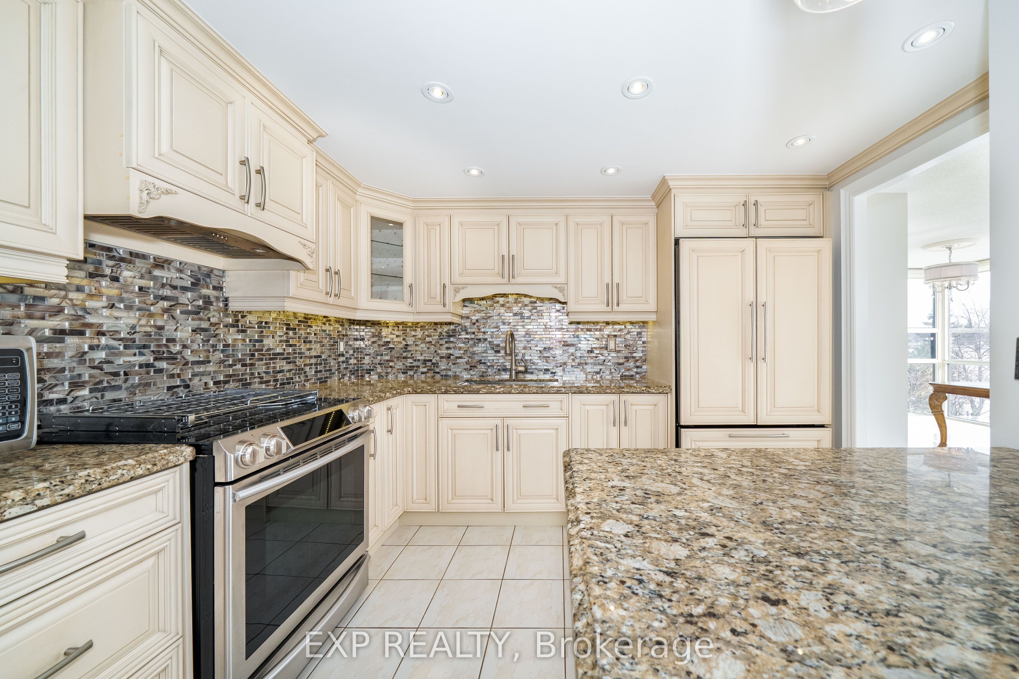 30 Harding Boulevard W 404 Property Photo 16