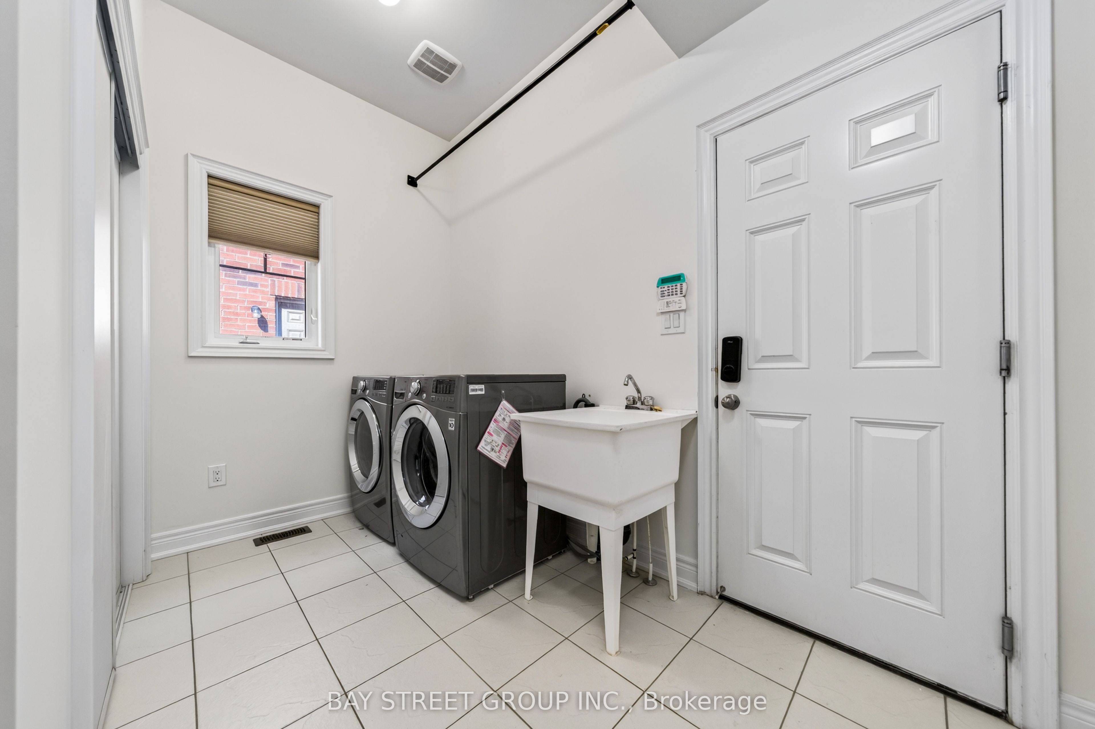 31 Woodgate Pines Drive Property Photo 24
