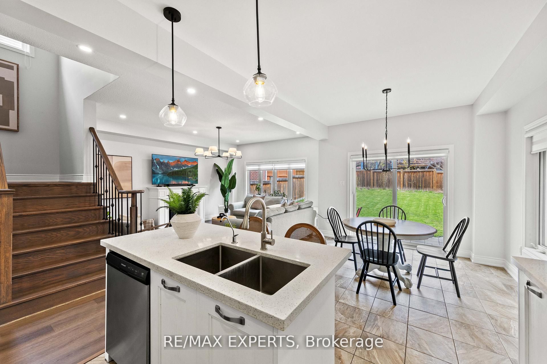 22 Manor Glen Crescent Property Photo 11