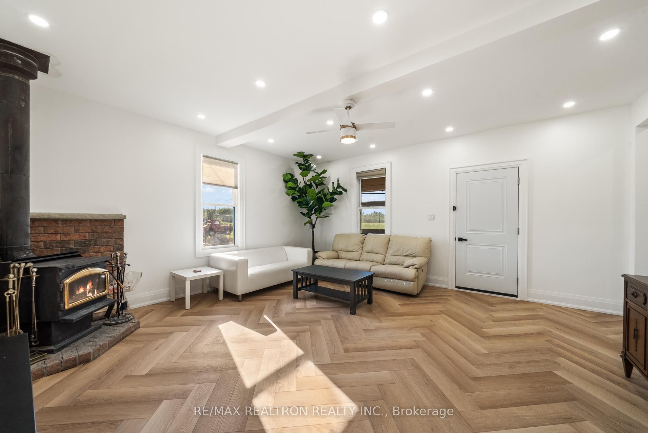27453 Highway 48 Property Photo 11