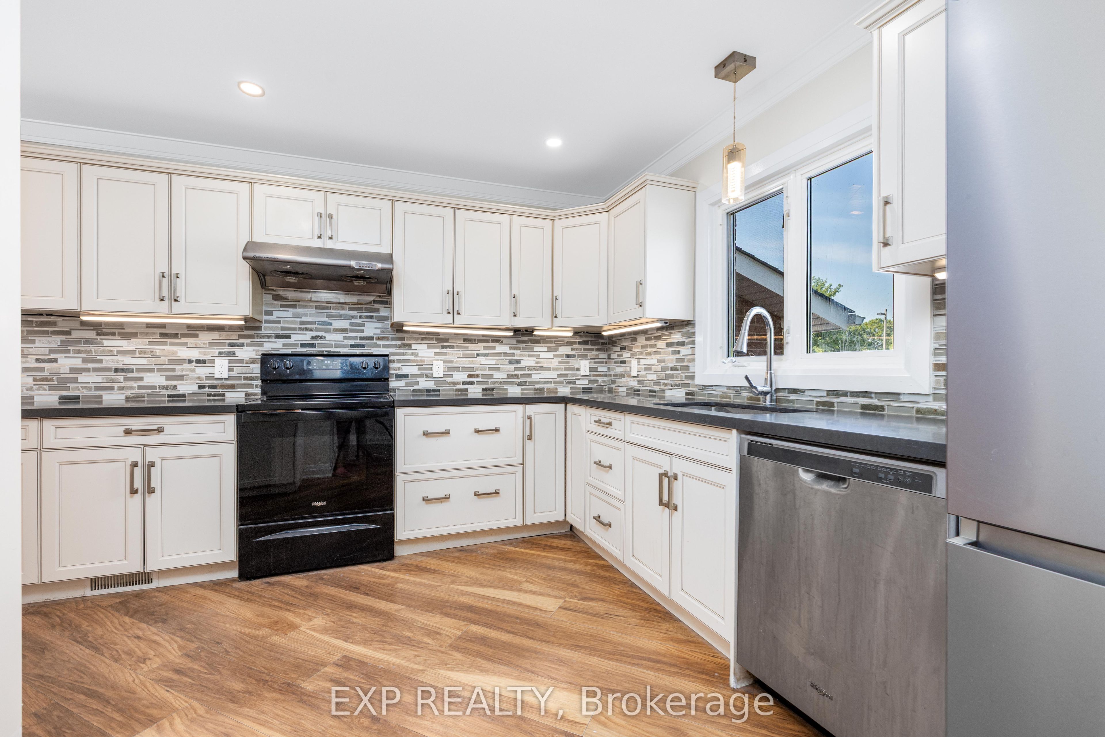 41 Hodgins Avenue Property Photo 6