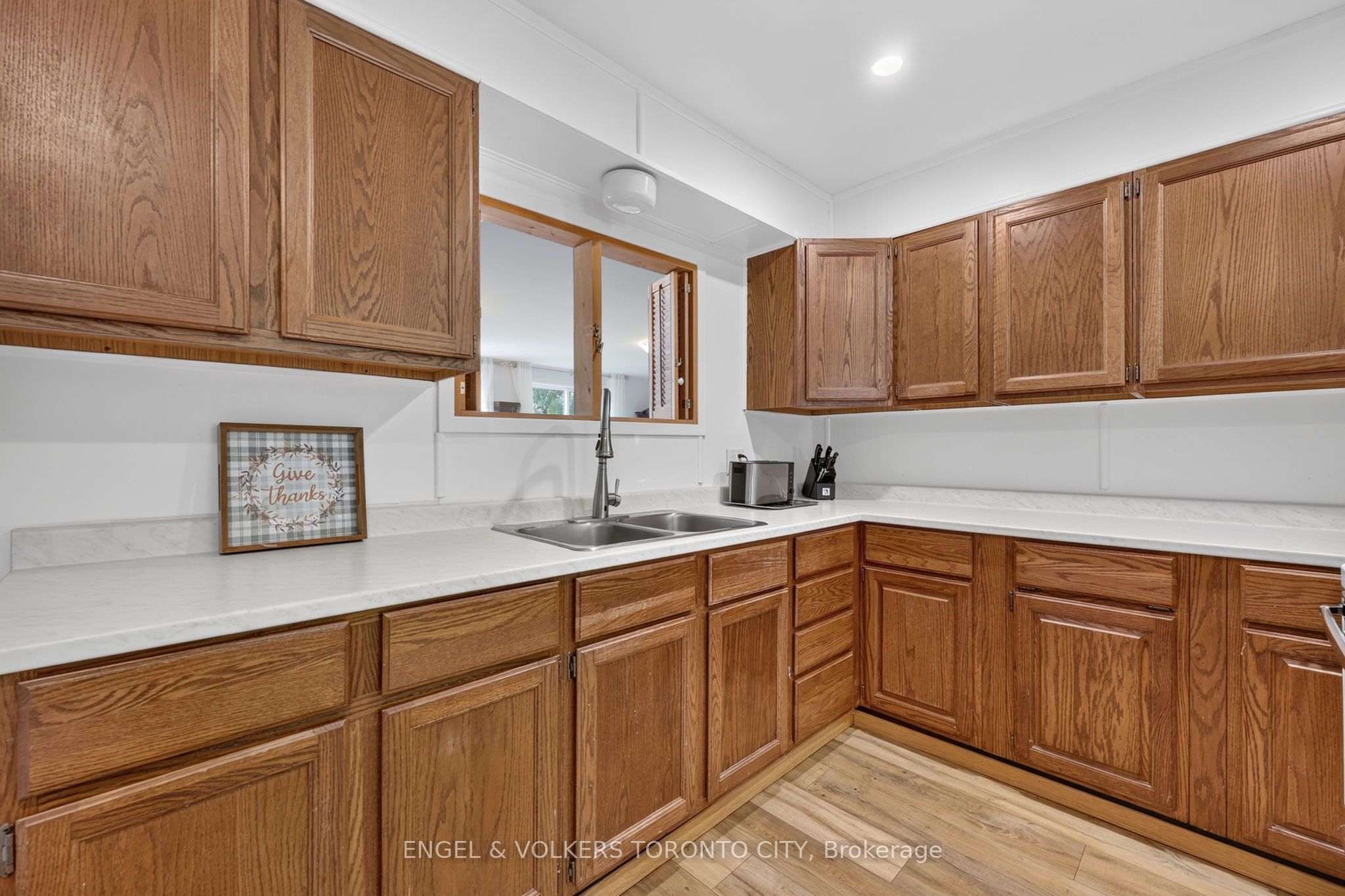 1108 Trombley Street Property Photo 14