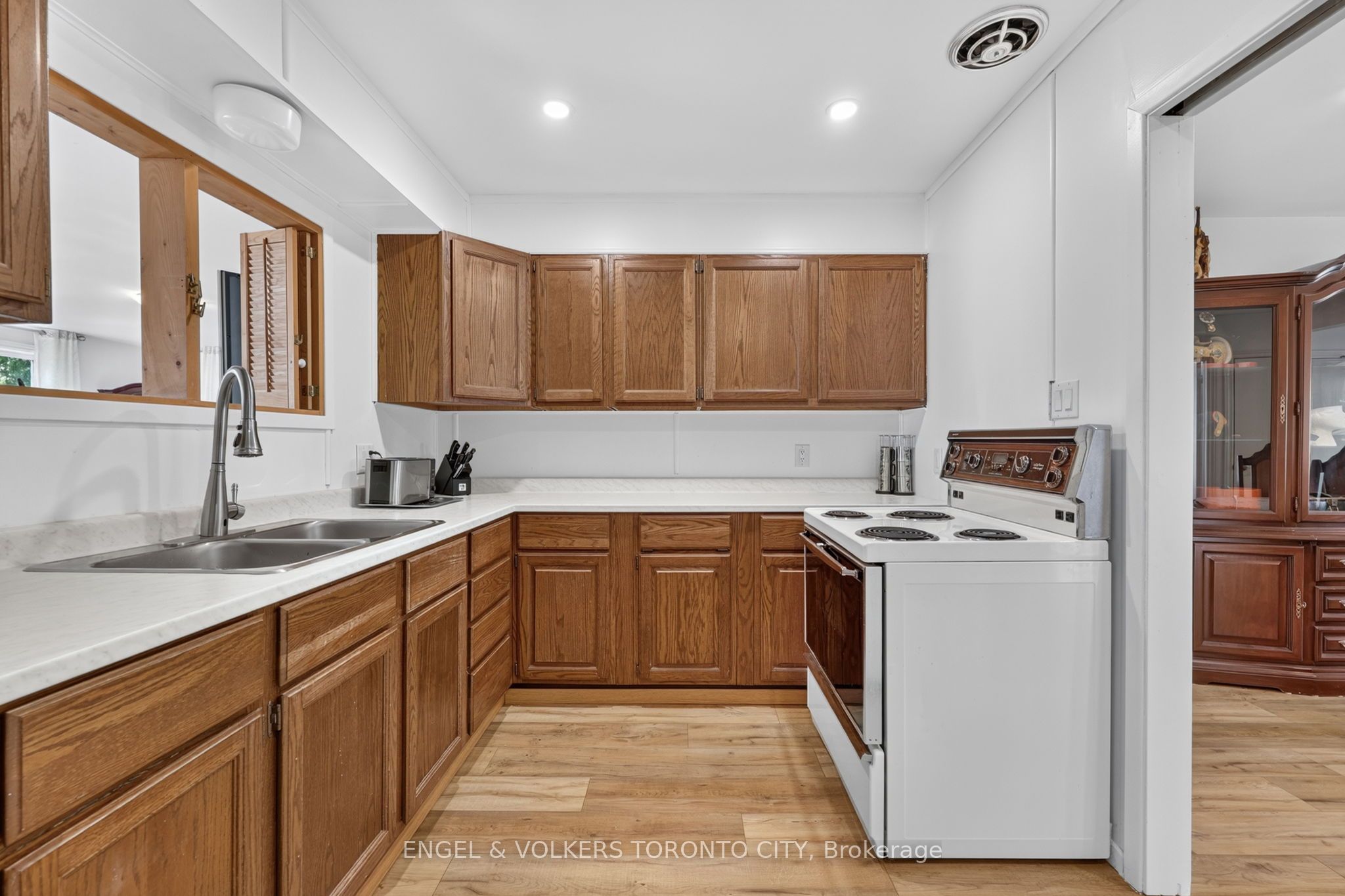 1108 Trombley Street Property Photo 15