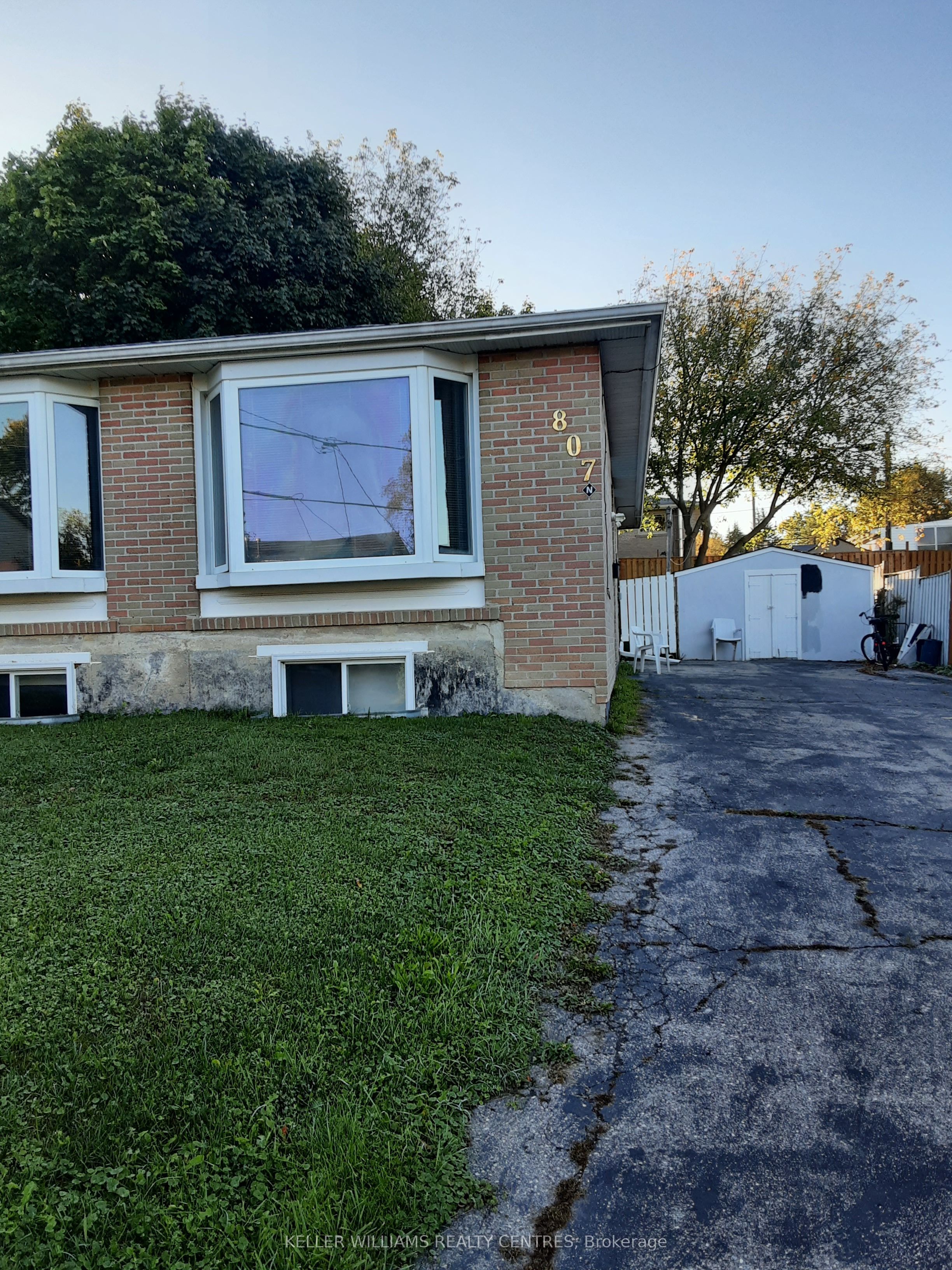 807 Greenfield Crescent Upper Property Photo 1