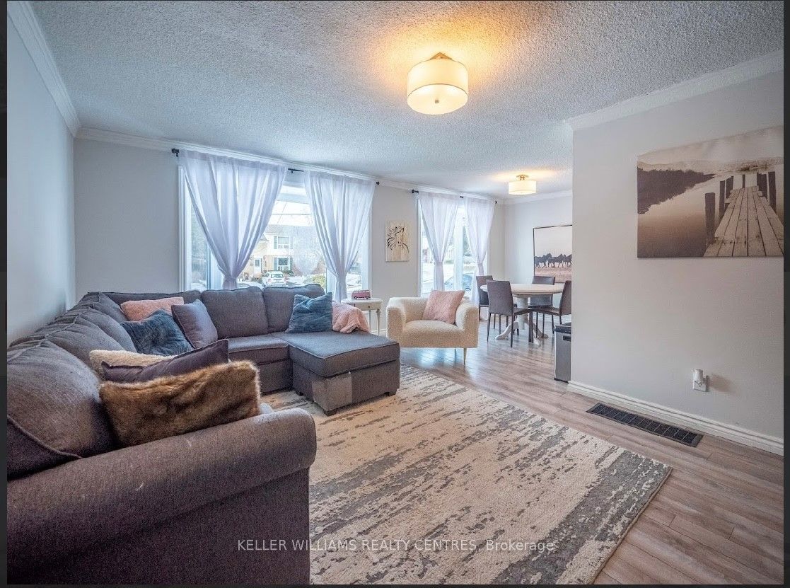807 Greenfield Crescent Upper Property Photo 2