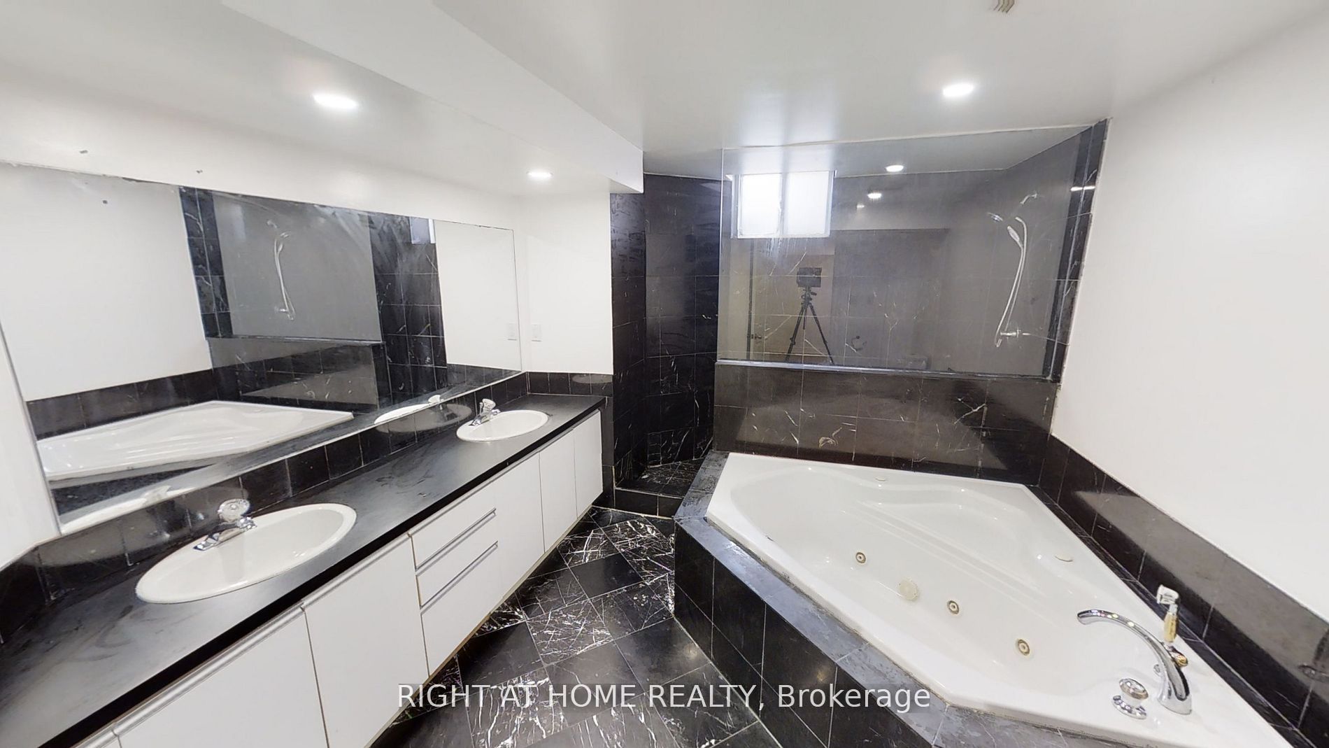 31 Northgate Crescent E Property Photo 43