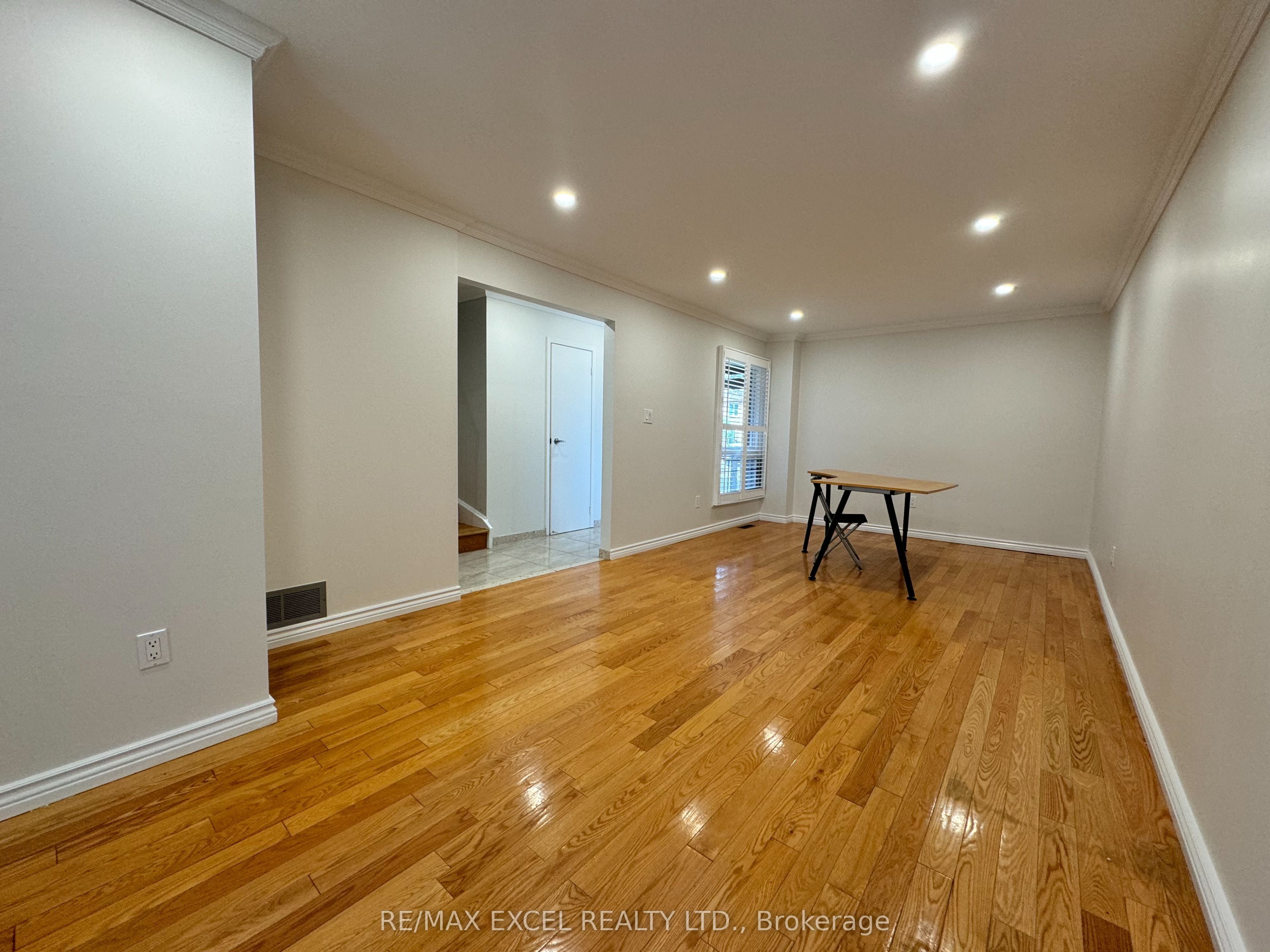 27 Manston Crescent Property Photo 2