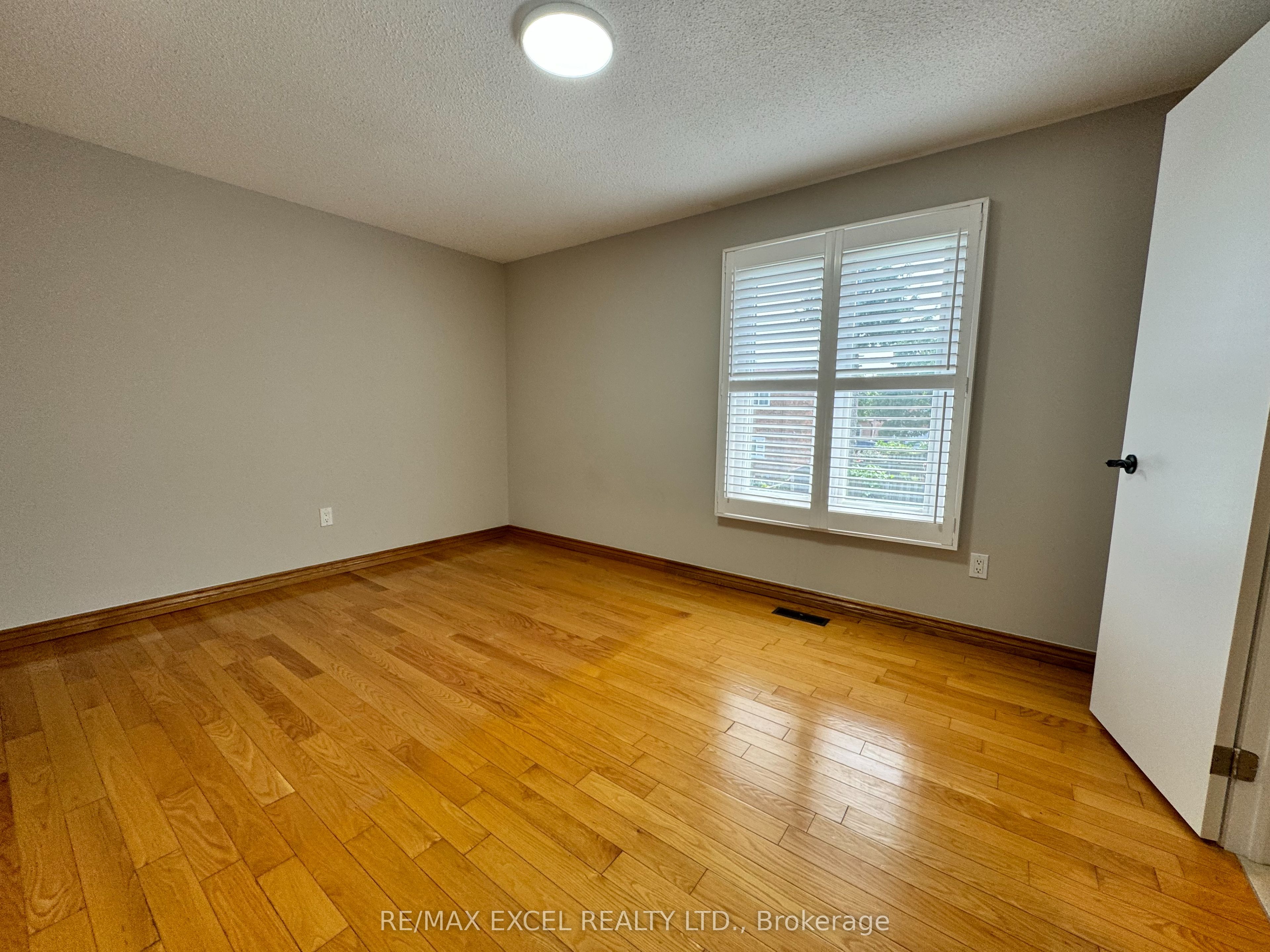 27 Manston Crescent Property Photo 5