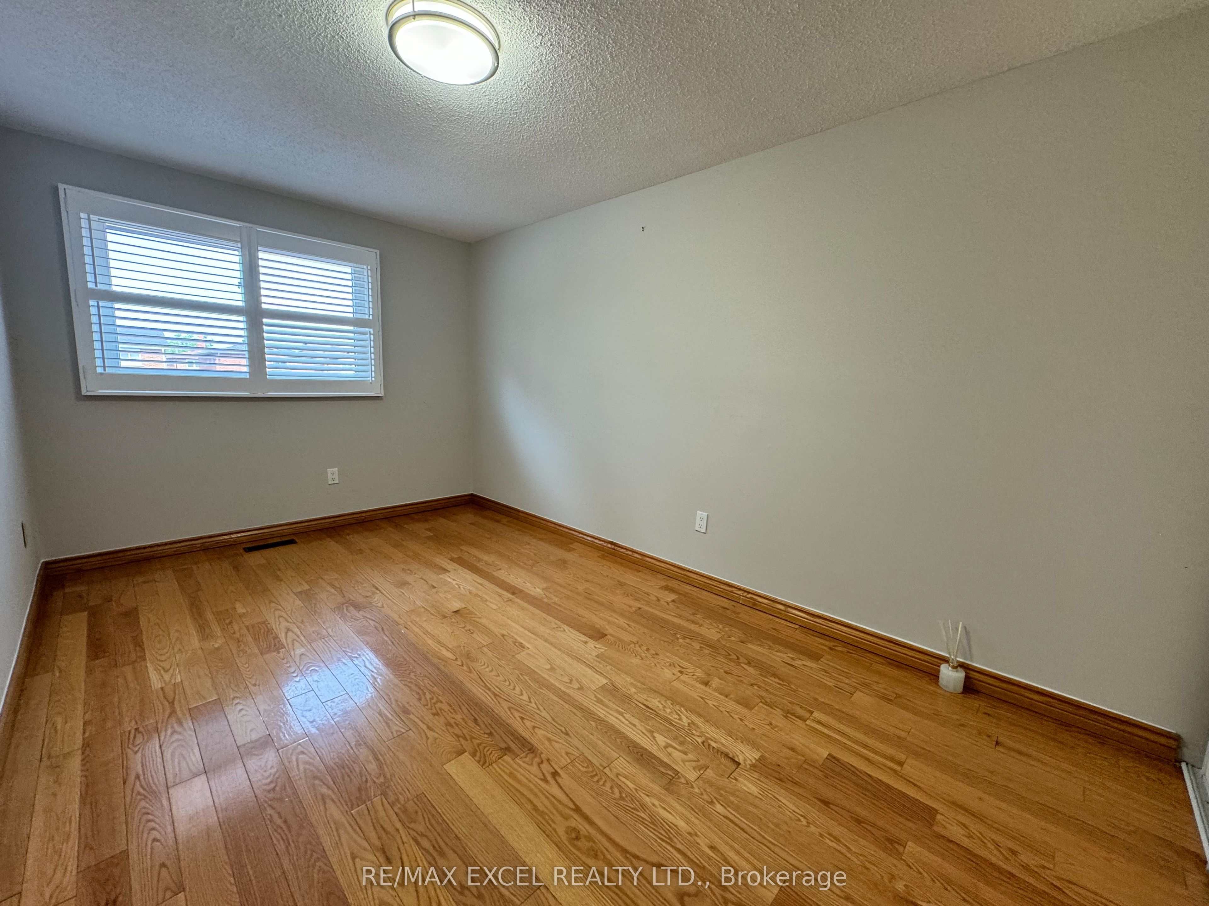 27 Manston Crescent Property Photo 7