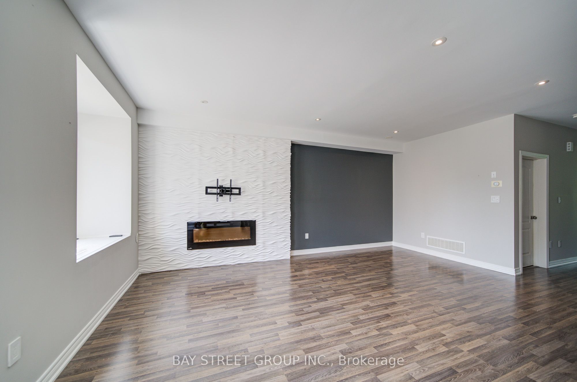 48 Roy Grove Way Property Photo 6