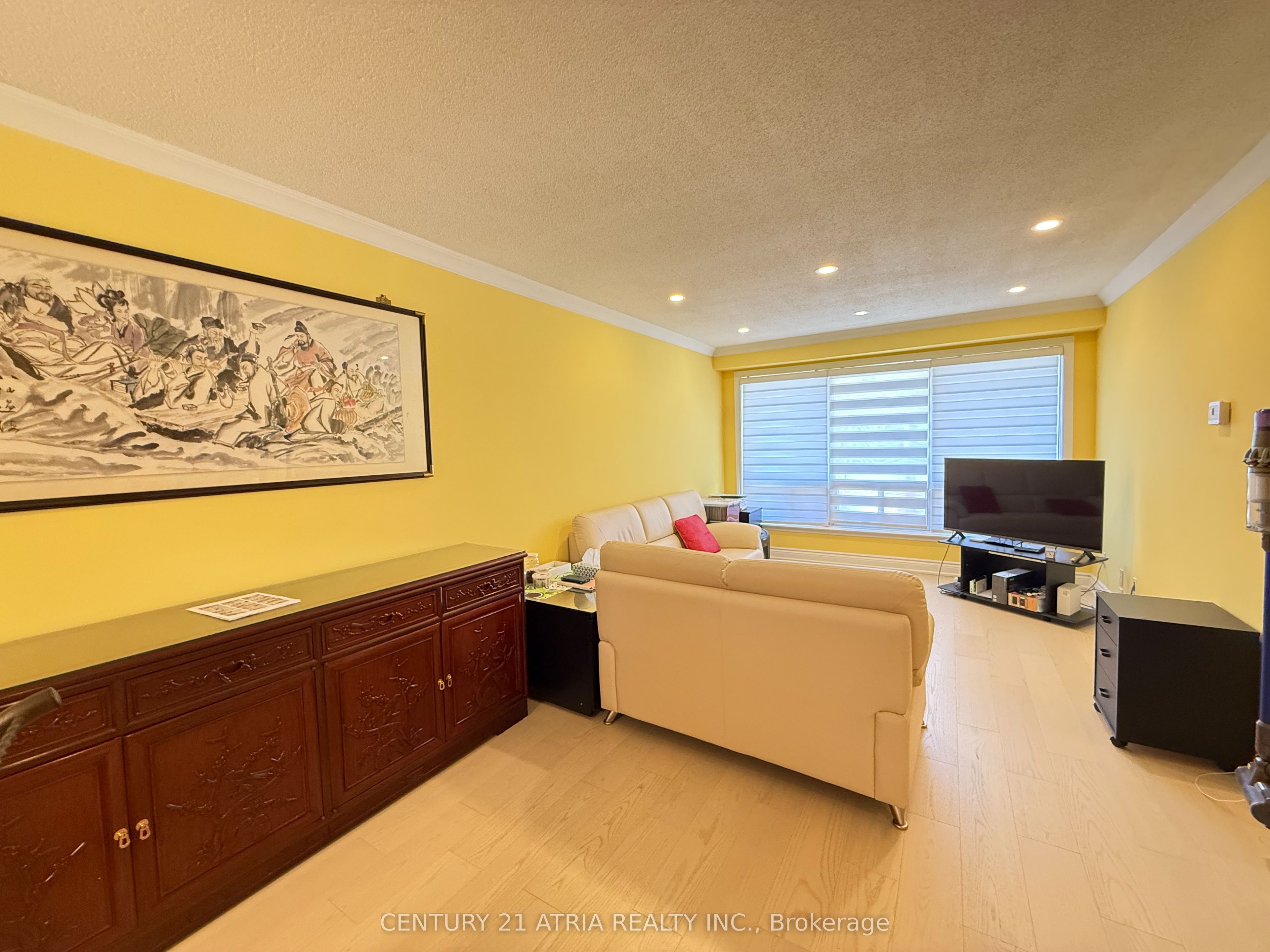 73 Stately Way Property Photo 4