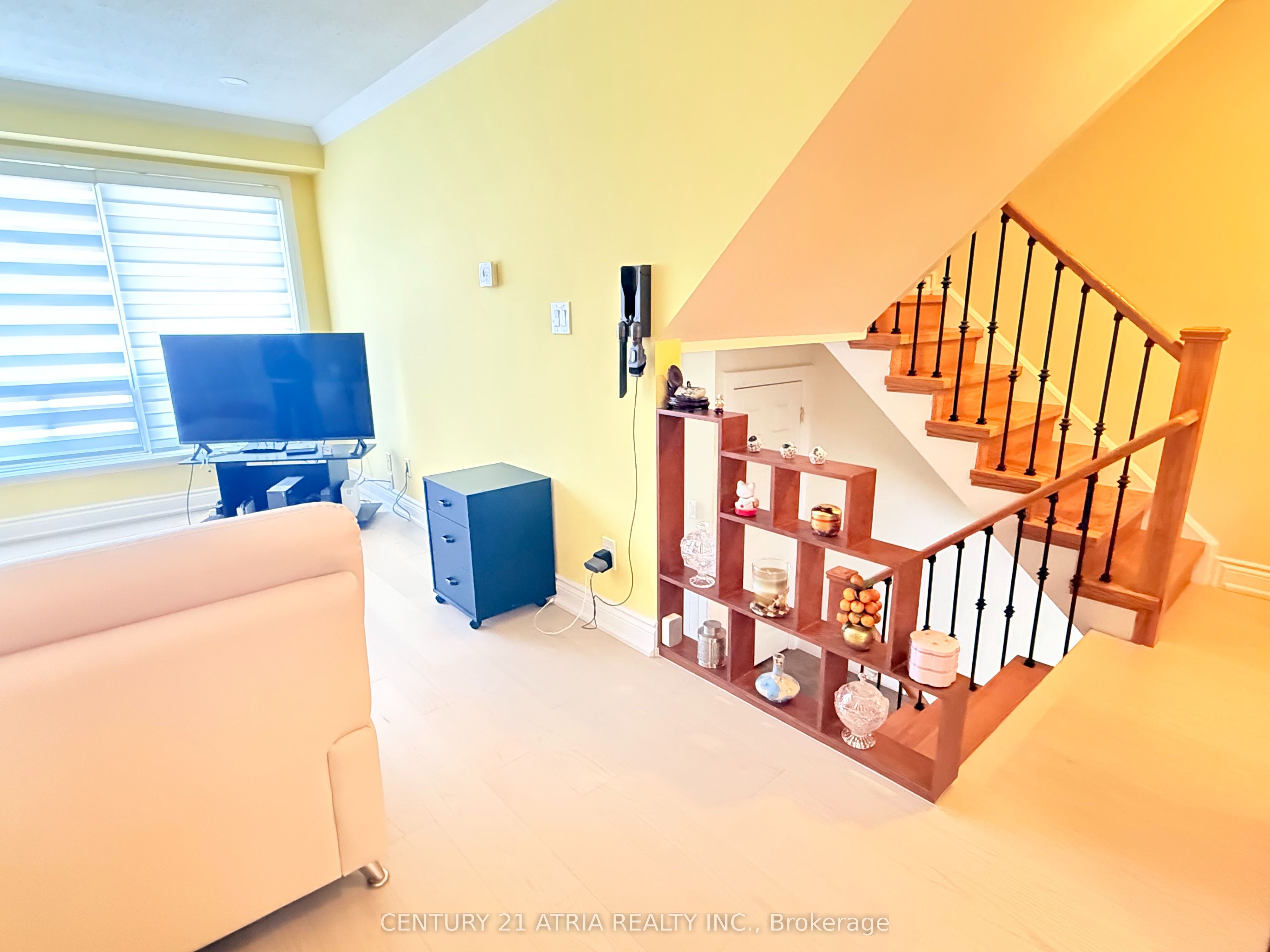 73 Stately Way Property Photo 5