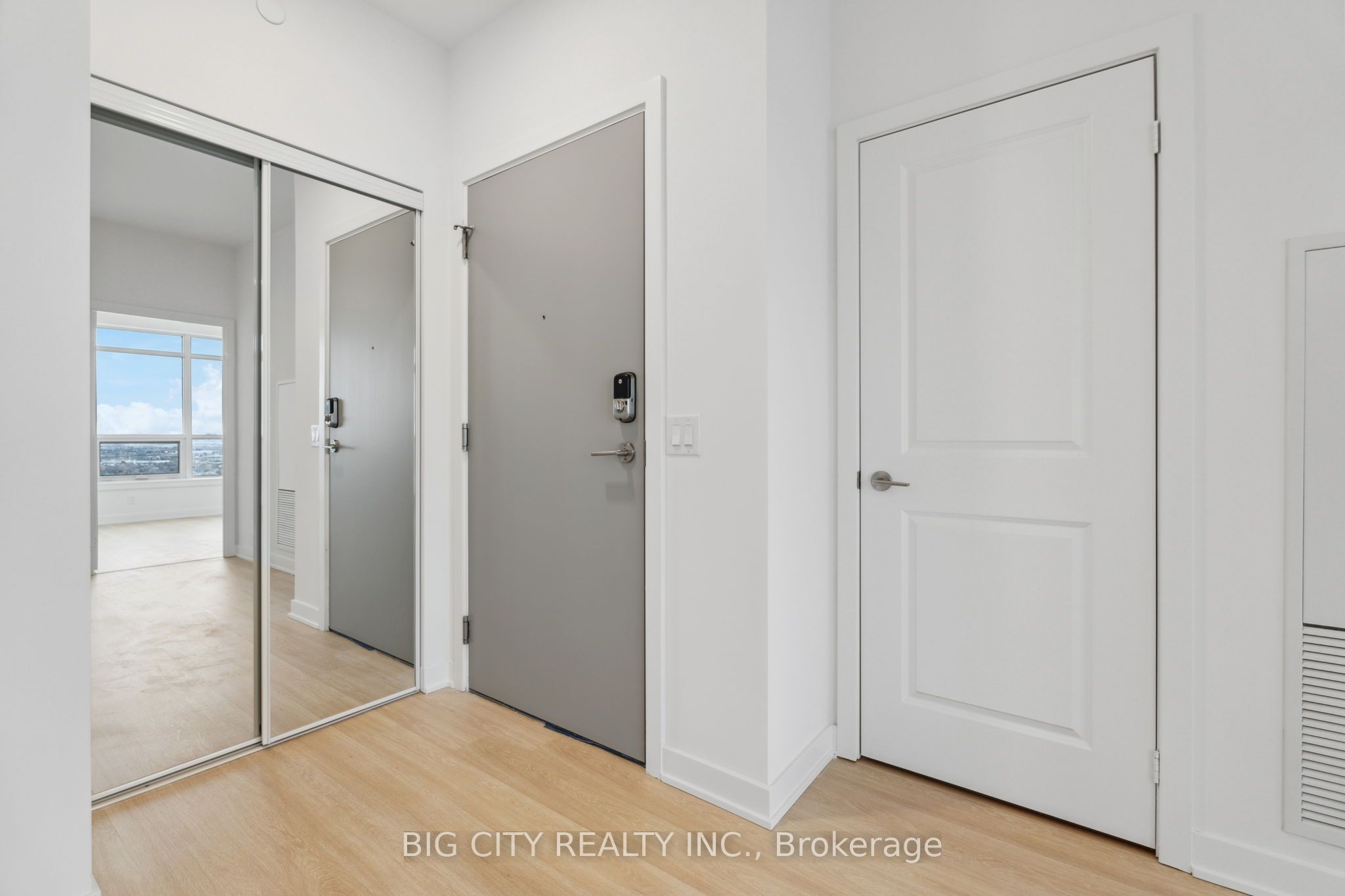 50 Upper Mall Way 1206 Property Photo 2