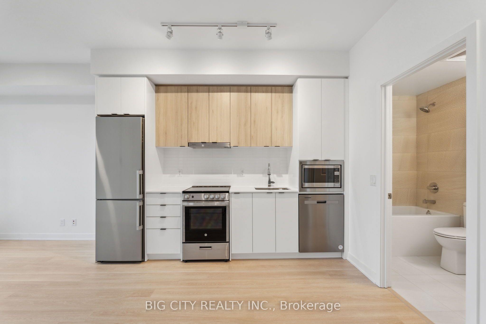 50 Upper Mall Way 1206 Property Photo 3