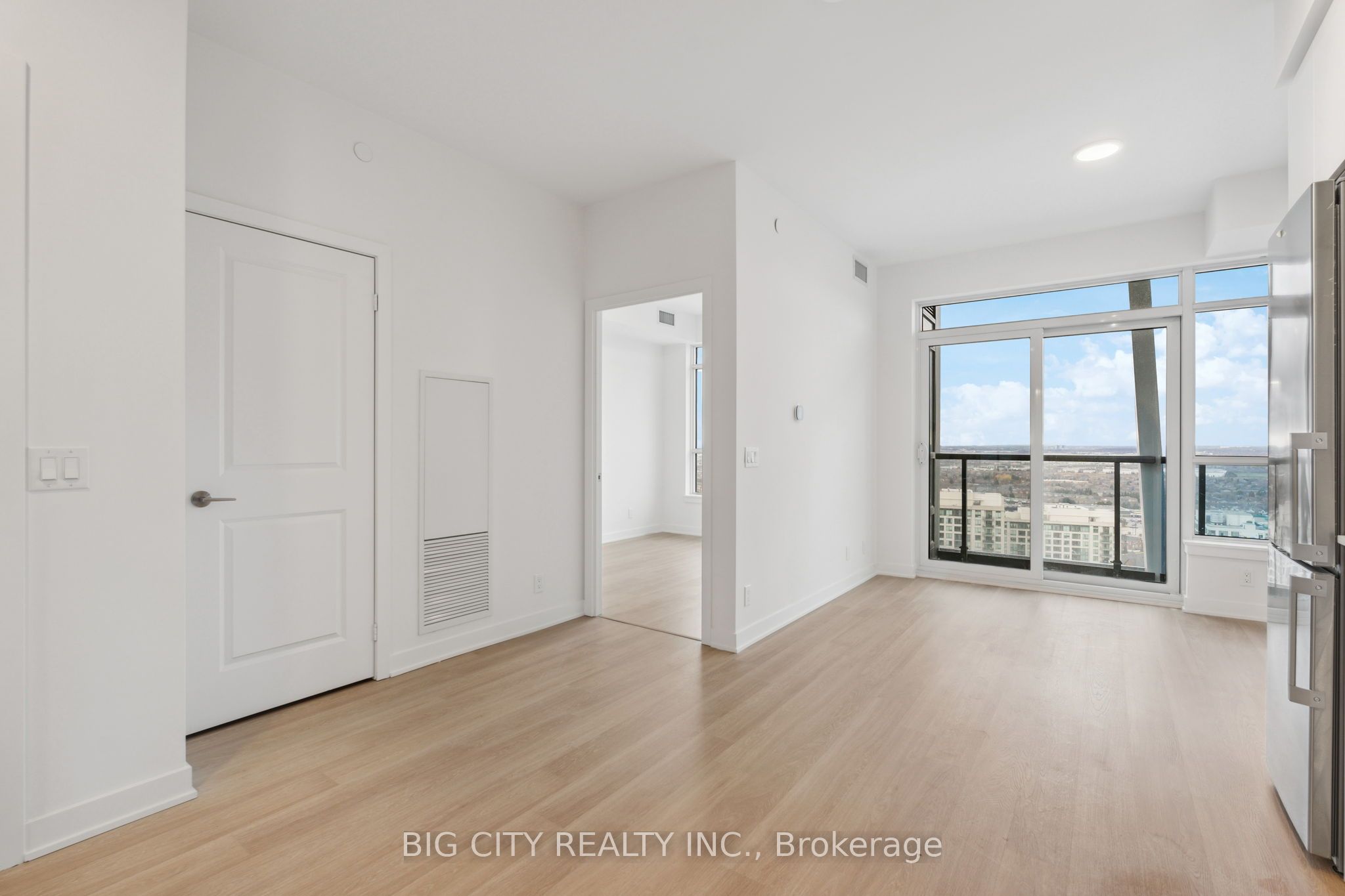 50 Upper Mall Way 1206 Property Photo 6