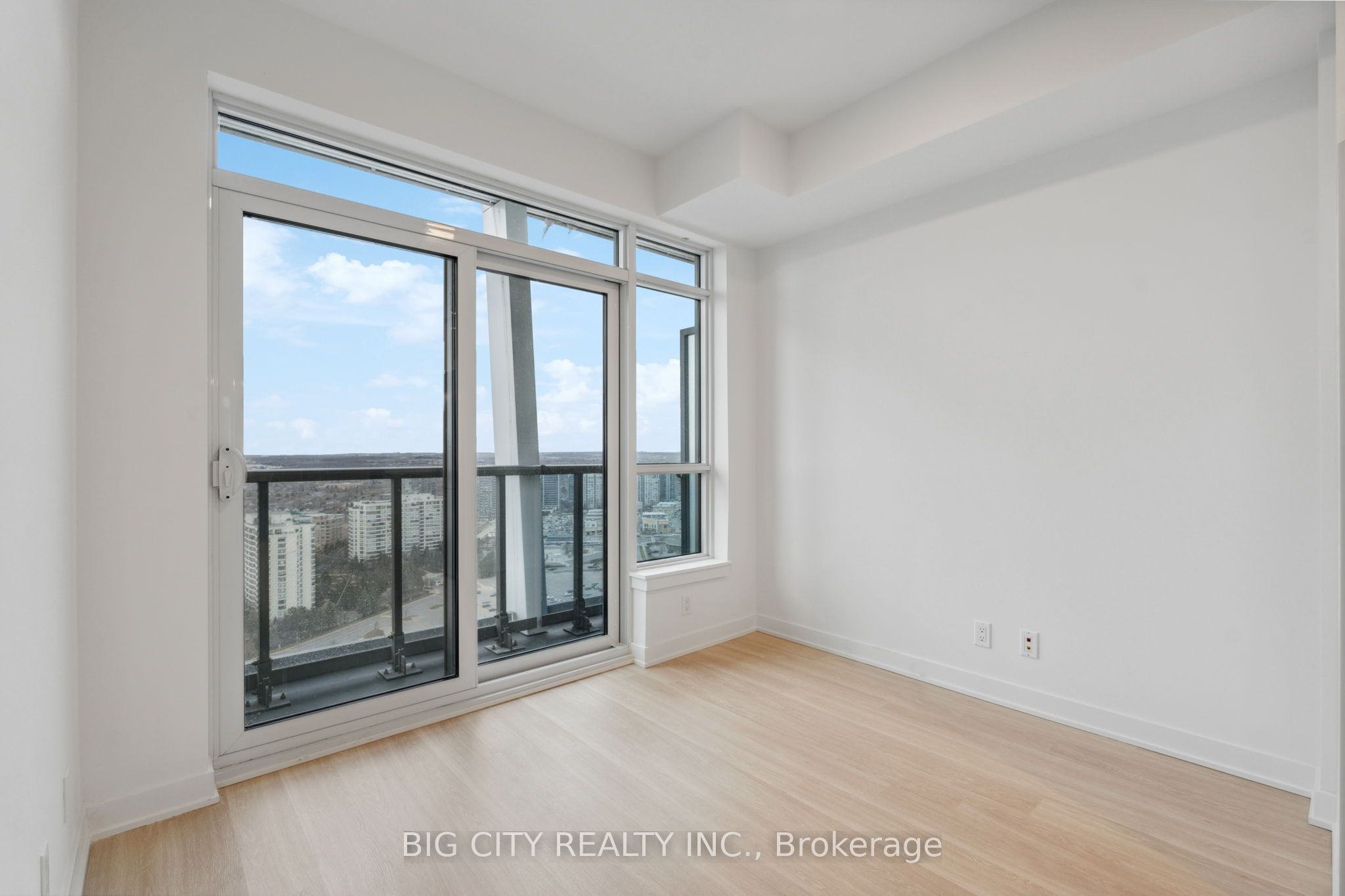 50 Upper Mall Way 1206 Property Photo 8