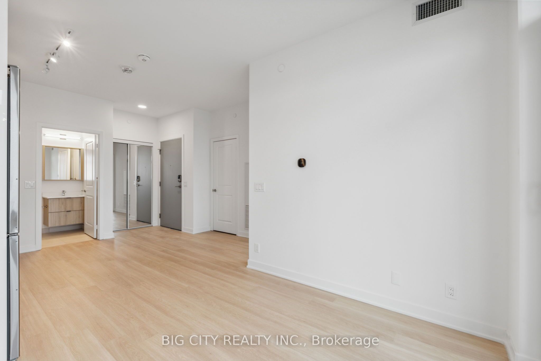50 Upper Mall Way 1206 Property Photo 10