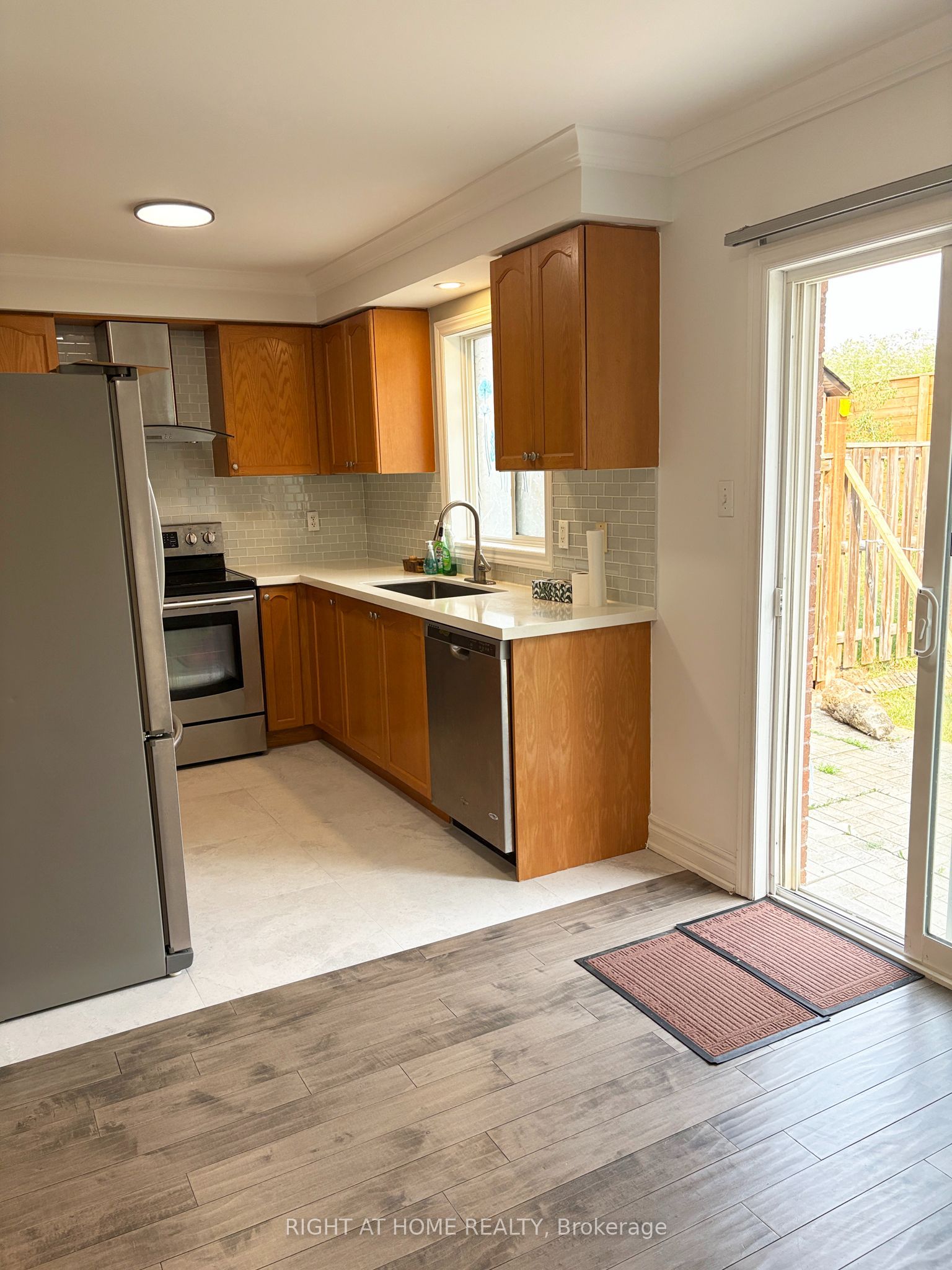 737 Caboto Trail Property Photo 11
