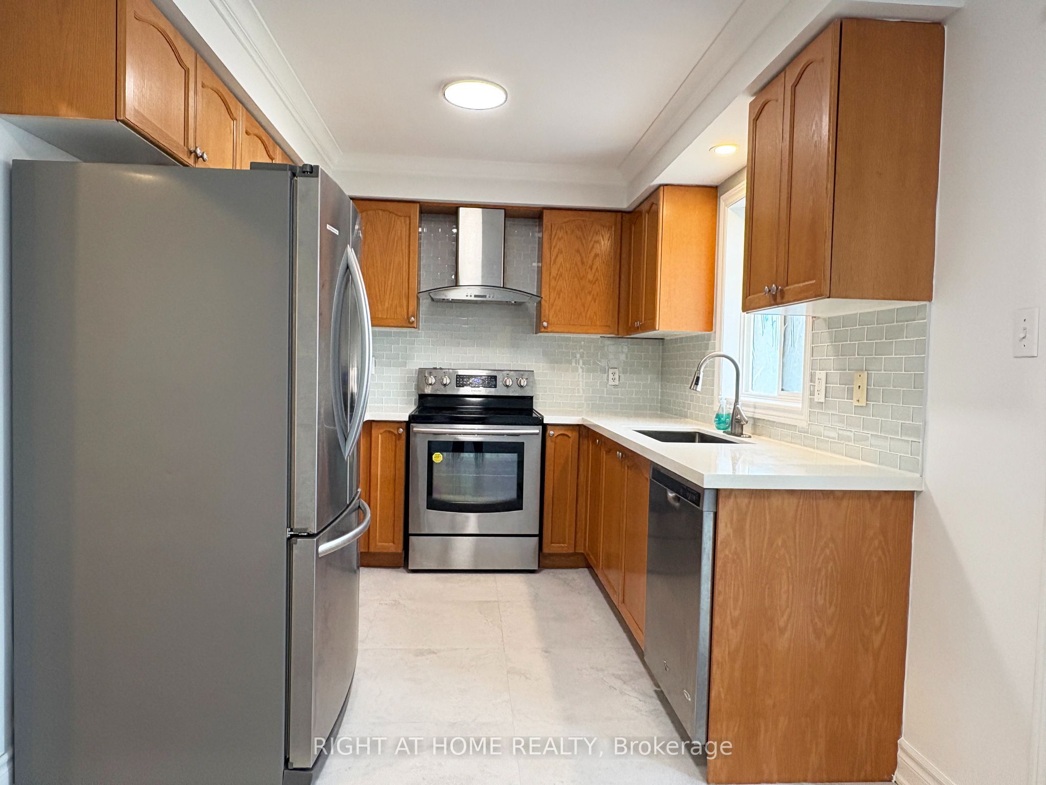 737 Caboto Trail Property Photo 12