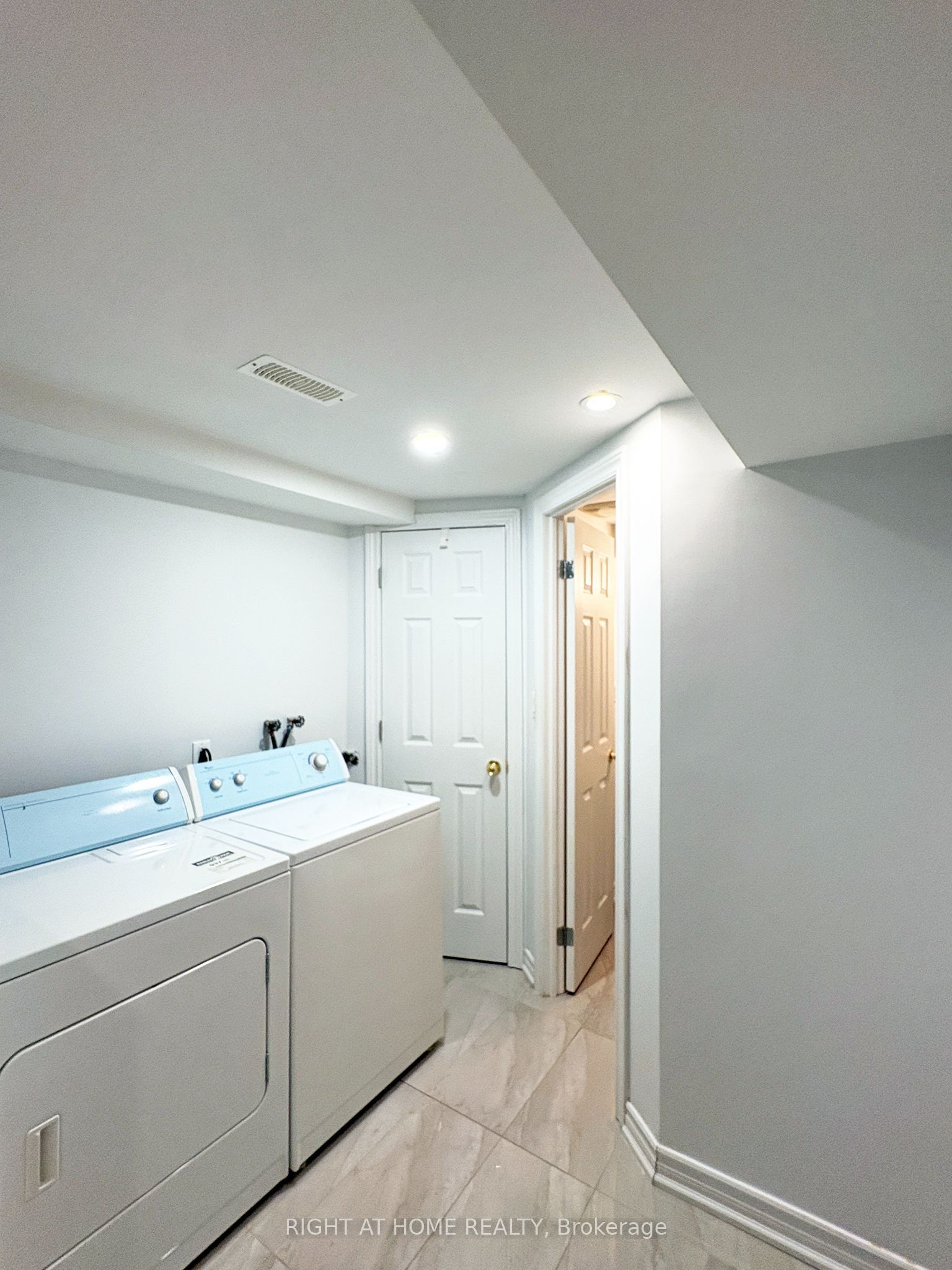 737 Caboto Trail Property Photo 32