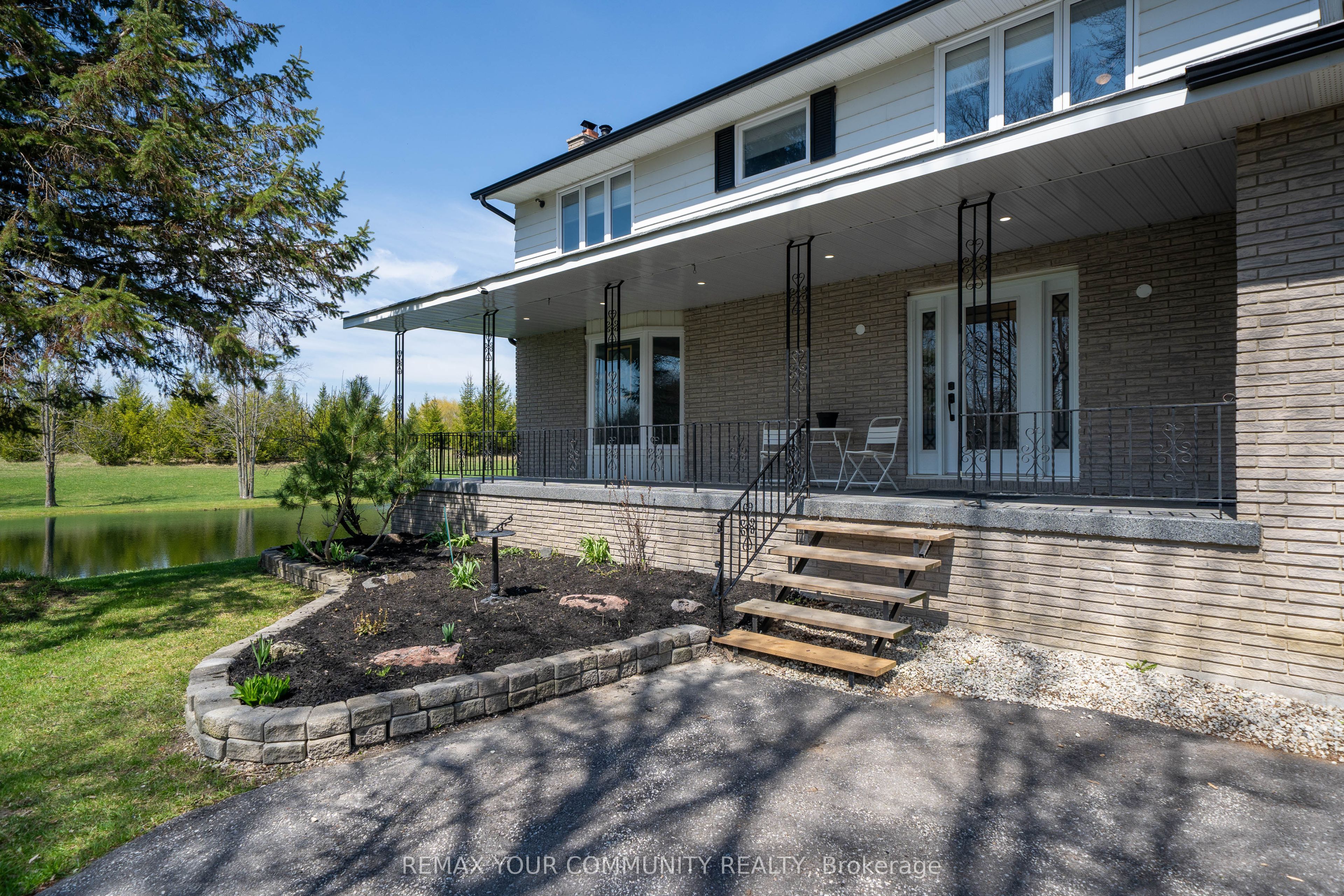 3252 15th Side Road Property Photo 4