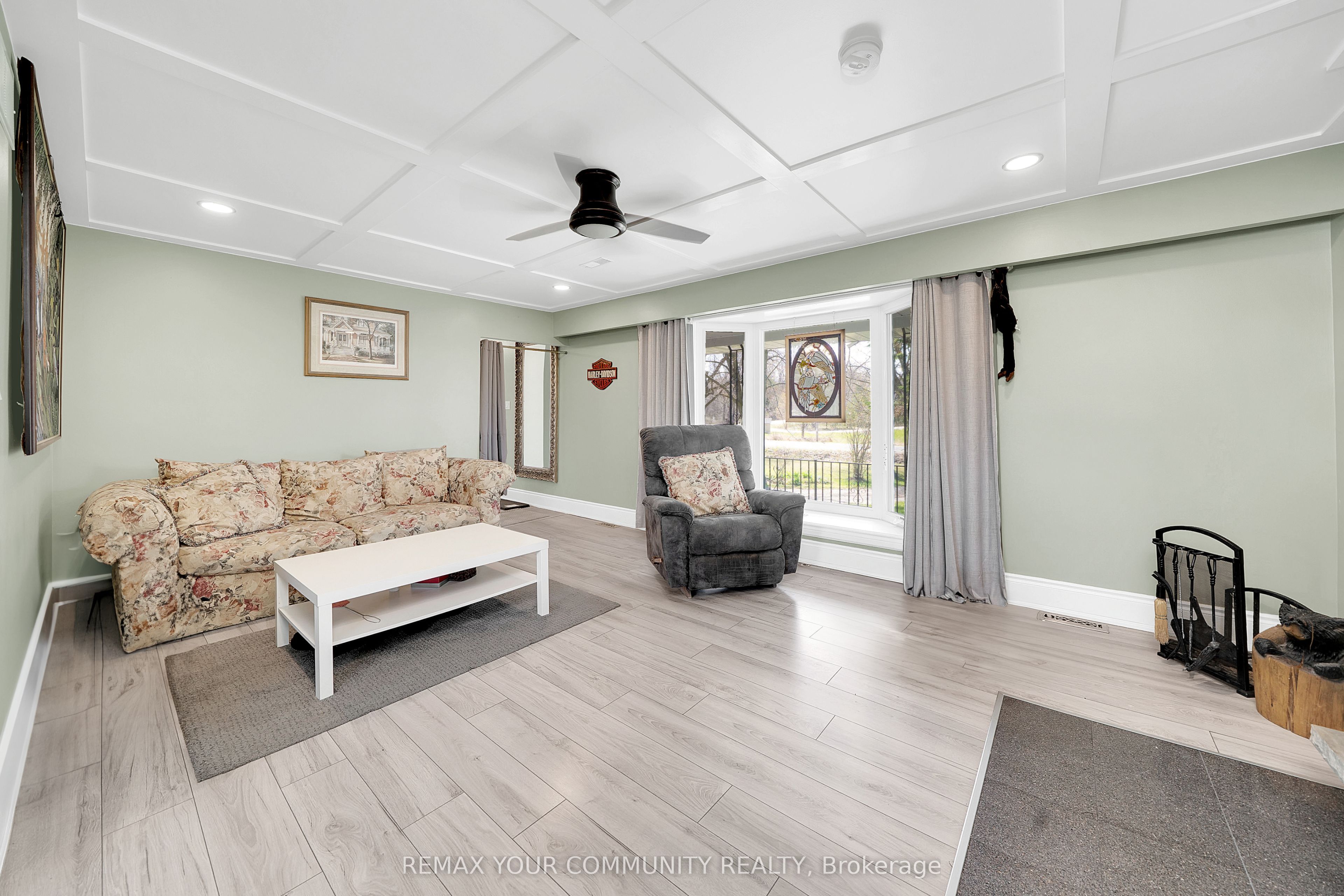 3252 15th Side Road Property Photo 9