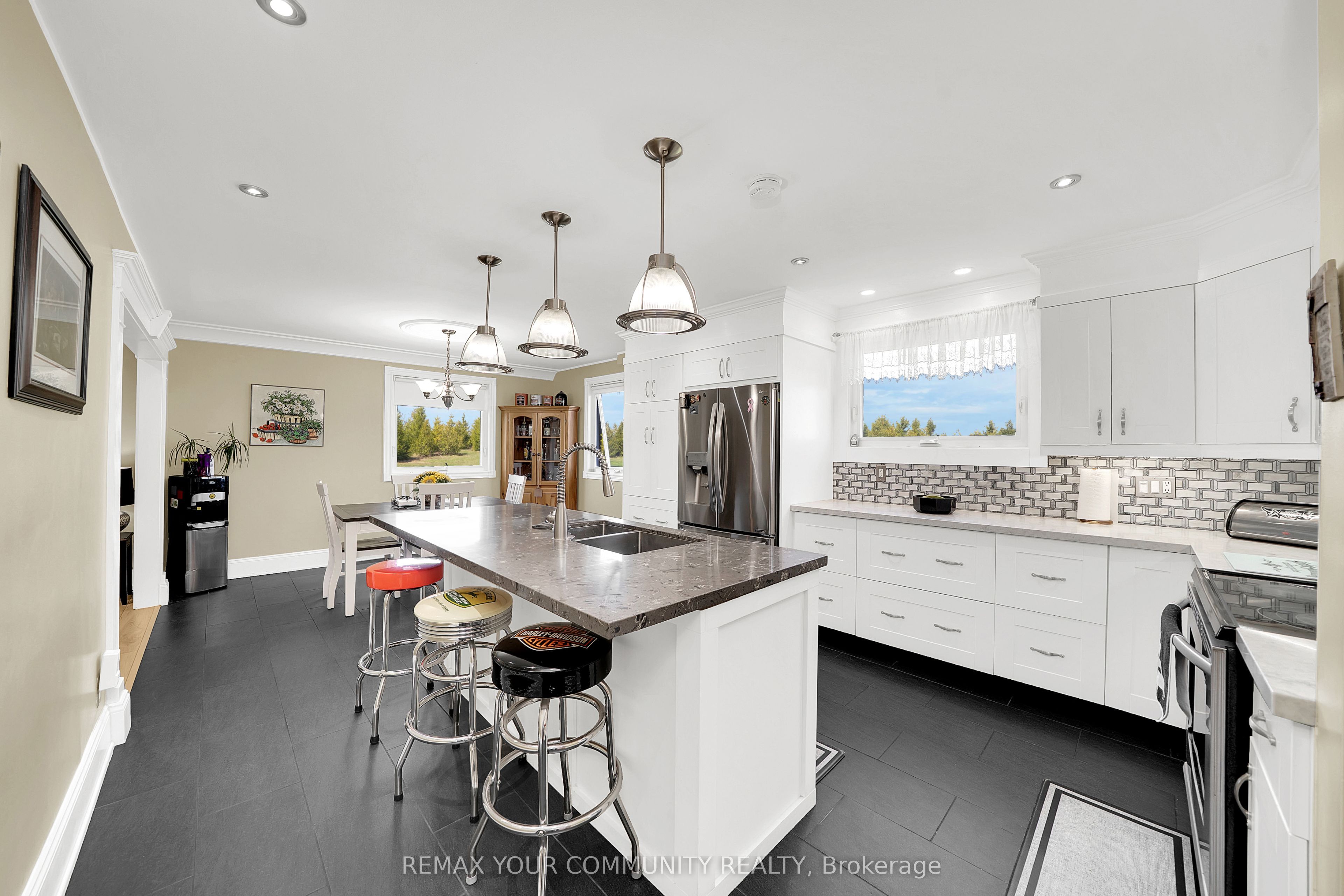 3252 15th Side Road Property Photo 15