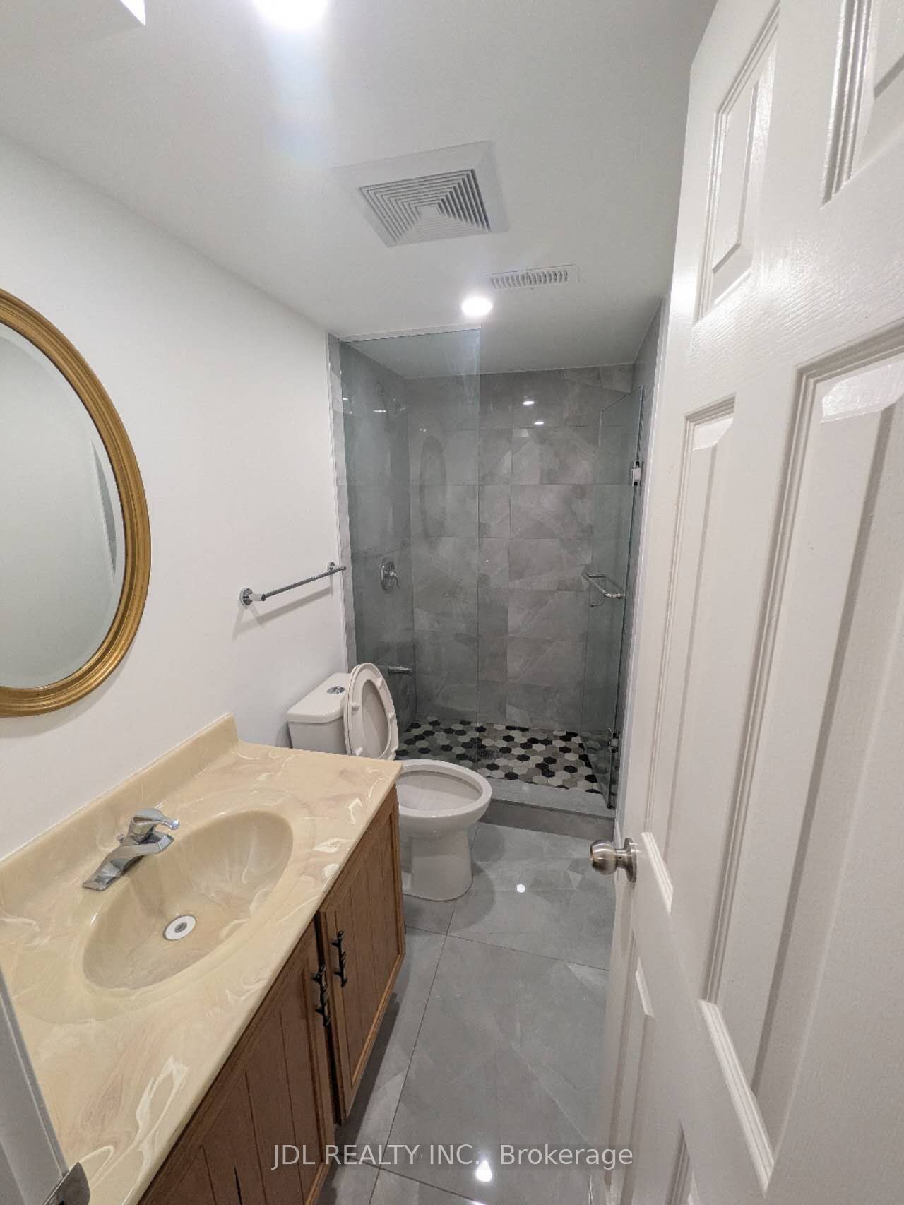 345 Centre Street E Property Photo 4