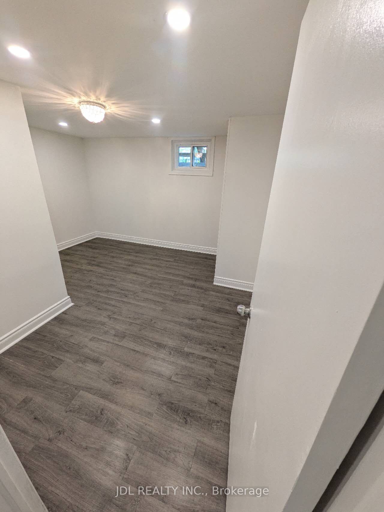 345 Centre Street E Property Photo 6