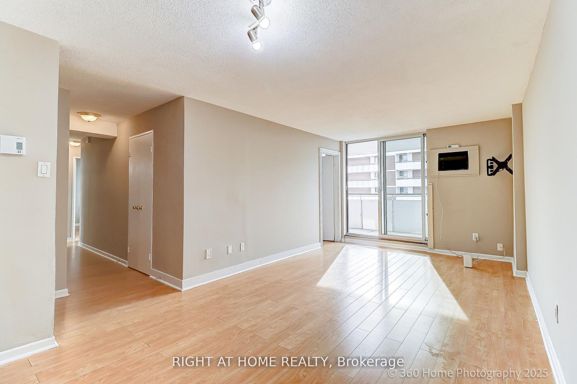 1 Royal Orchard Boulevard 1107 Property Photo 15