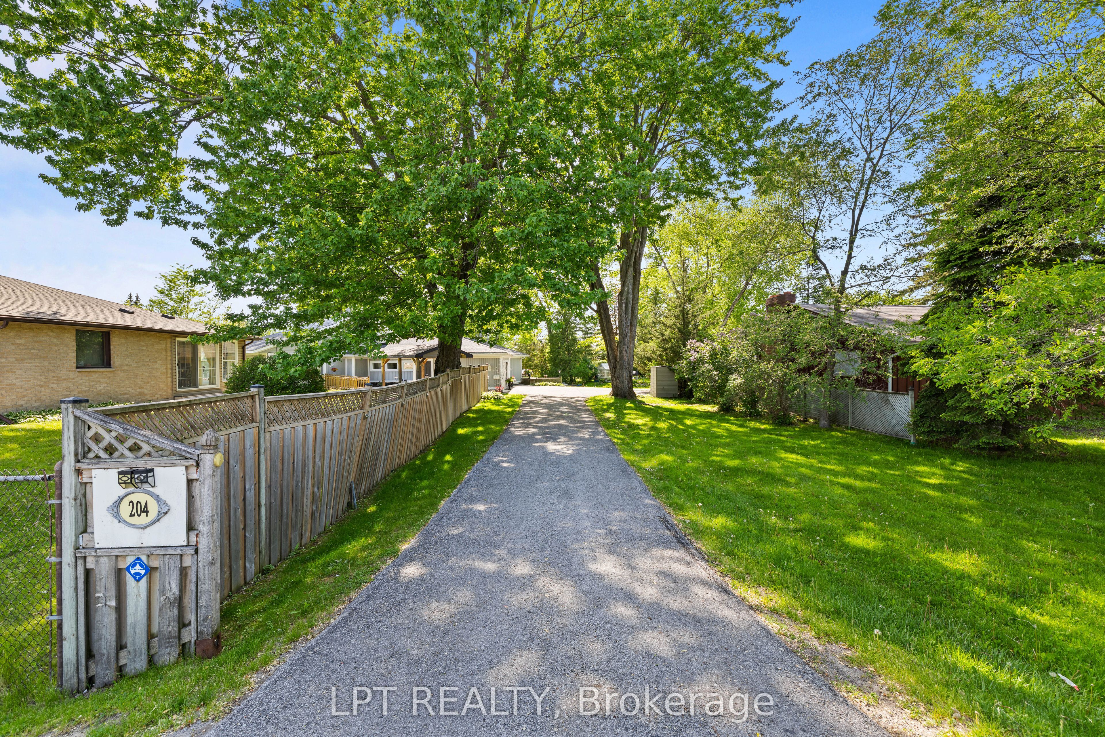 204 The Queensway S Property Photo 4