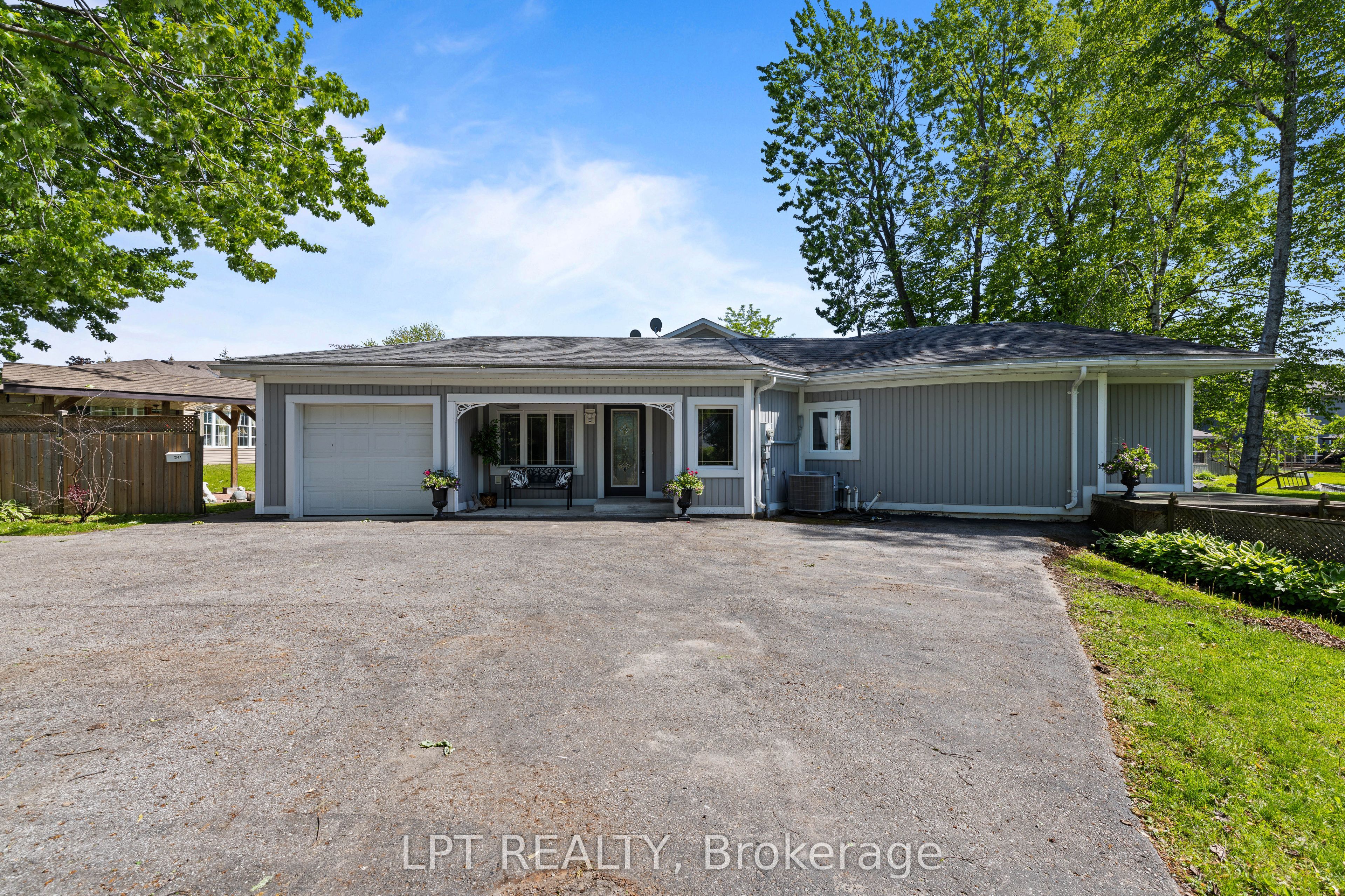 204 The Queensway S Property Photo 5