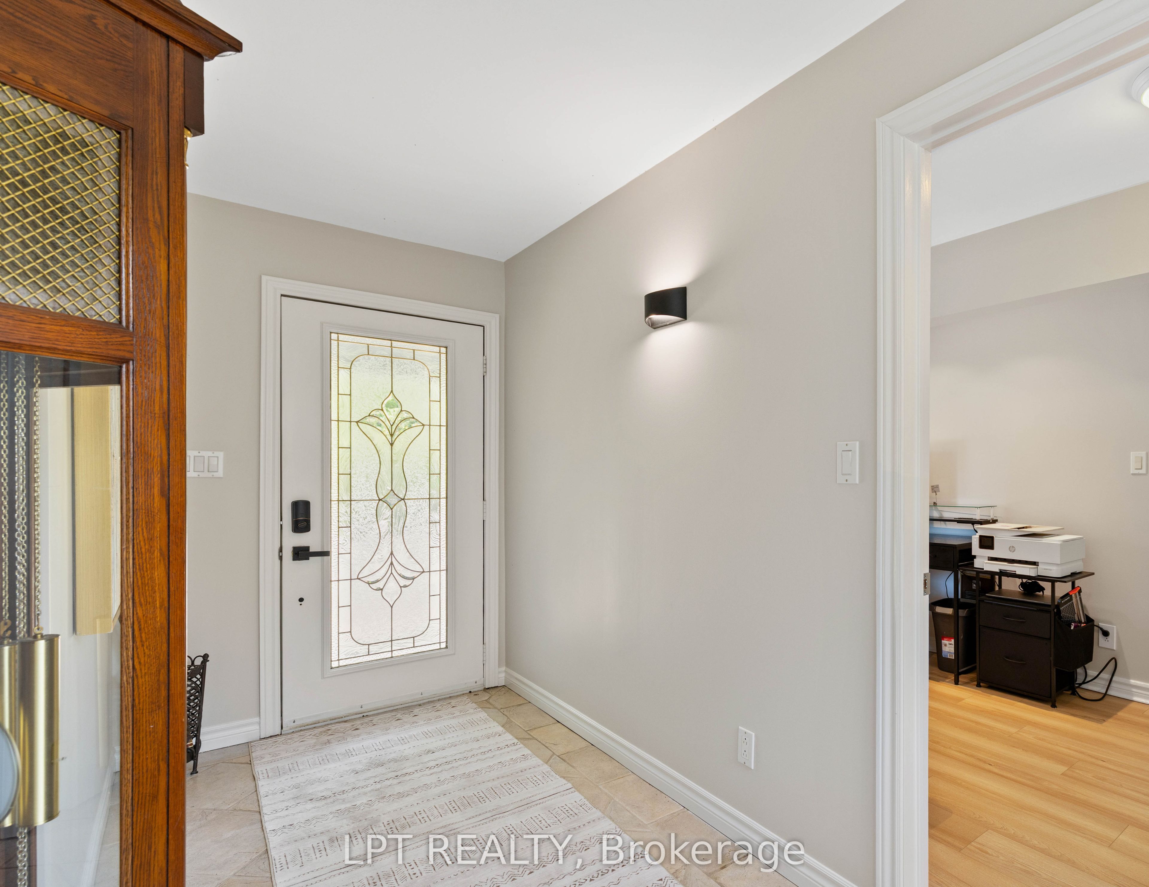 204 The Queensway S Property Photo 6